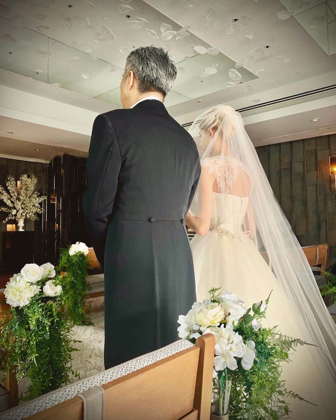 のインスタグラム：「結婚式のその時は照れや恥ずかしさがあるかもしれませんが、いつか必ず「隣に立ててよかった」「隣に立ってもらえてよかった」と思えるときが訪れます。 There is shyness and embarrassment at the wedding.  However, the future will come when you can think "I'm glad you lined up next to me" and "I'm glad you lined up next to me". #バージンロード  #結婚式　#ここからはじまりここから繋がる  #スイスホテル花嫁  #洗練された時  #スイスホテル南海大阪  #スイスホテルウエディング  #スイスホテルロマンス  #大阪結婚式  #ホテルウエディング  #ホテル婚  #swissotelnankaiosaka  #swissotelwedding  #swissotelromance  #osakawedding  #wedding  #hotelwedding  #swisshospitality」