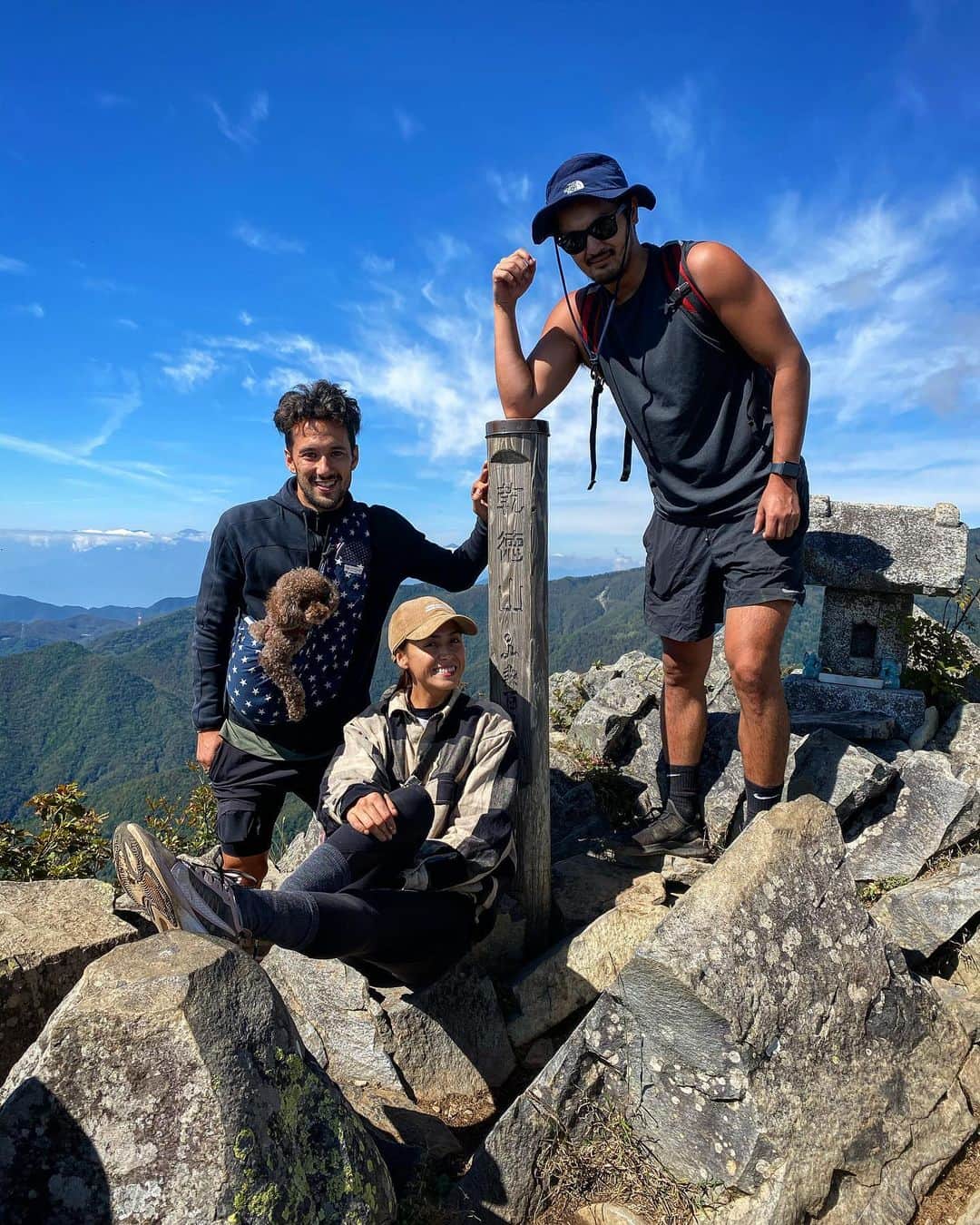 藤井アルダのインスタグラム：「2031 m⛰  we made it🙌 Perfect team work! Glad we did it together 🎉 The view tho... 😍  お互い励ましあいながら、集中、集中、集中しながら！ 登れた💚  山の皆さん、乾徳山ありがとうございます🙏🦌🌱⛰🏕  #hike #mountain #comping #60キロせよって #ハイキング #キャンプ #山 #friends #teamwork #lifeisbeautiful #outdoor #doglover   次はどこ行こうか〜」
