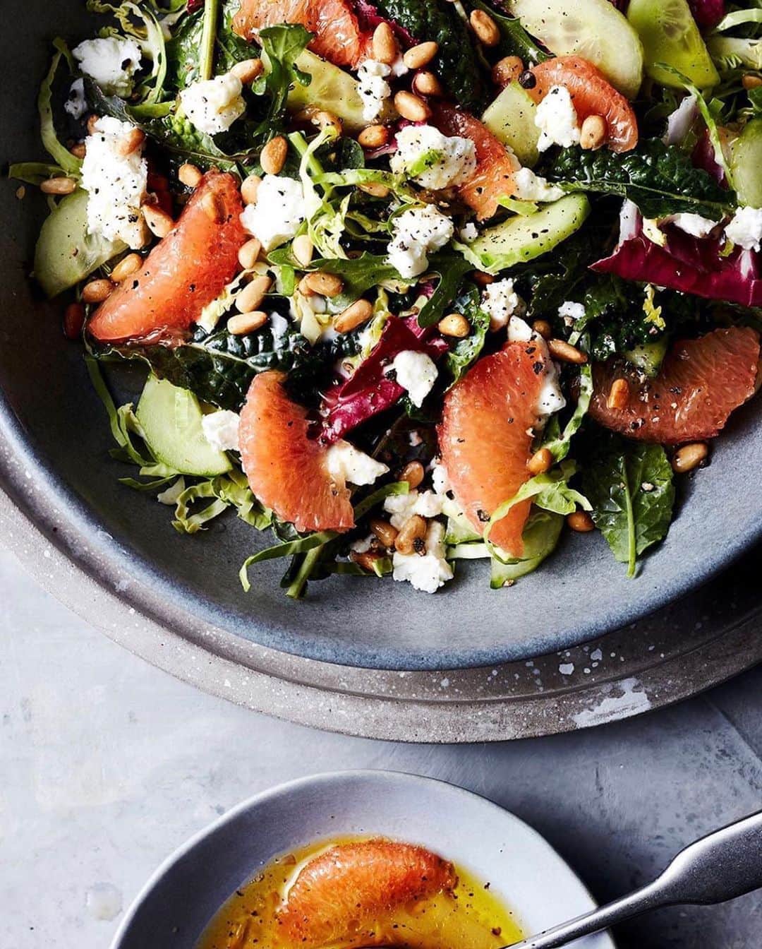 エイヨシャ・カレーのインスタグラム：「I bet THE FULL PLATE can make you crave a salad! My new cookbook has a bunch of veg options! Link in bio.」