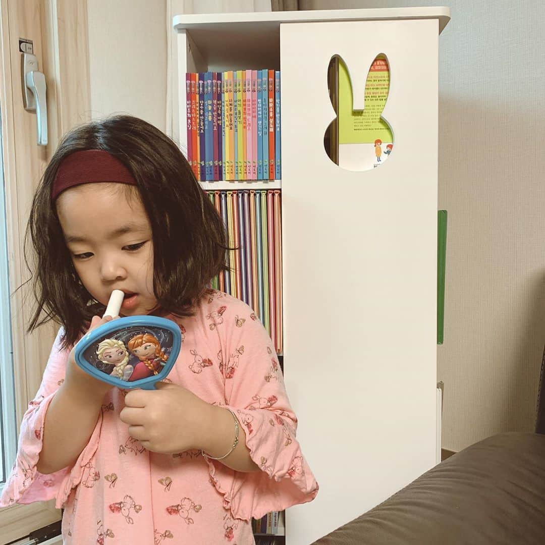 イ・ユンジのインスタグラム：「기상직후 모닝립밤.#설레이는너의시선 어떻게잤는지웨이브#헤어밴드는헤어라인에#거울이테니스라켓인줄#하루가다르게커가는내라니」