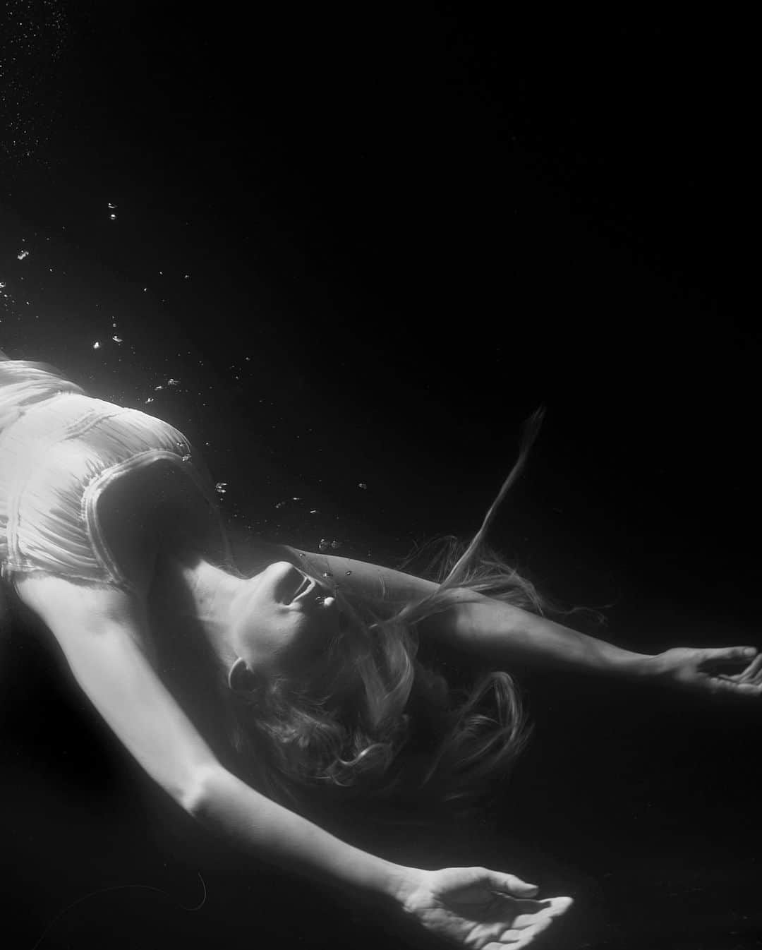 マイケル・ミュラーさんのインスタグラム写真 - (マイケル・ミュラーInstagram)「@kirstendunst session thats still one of my favorite underwater shoots I’ve done with a human.」9月23日 9時33分 - michaelmuller7