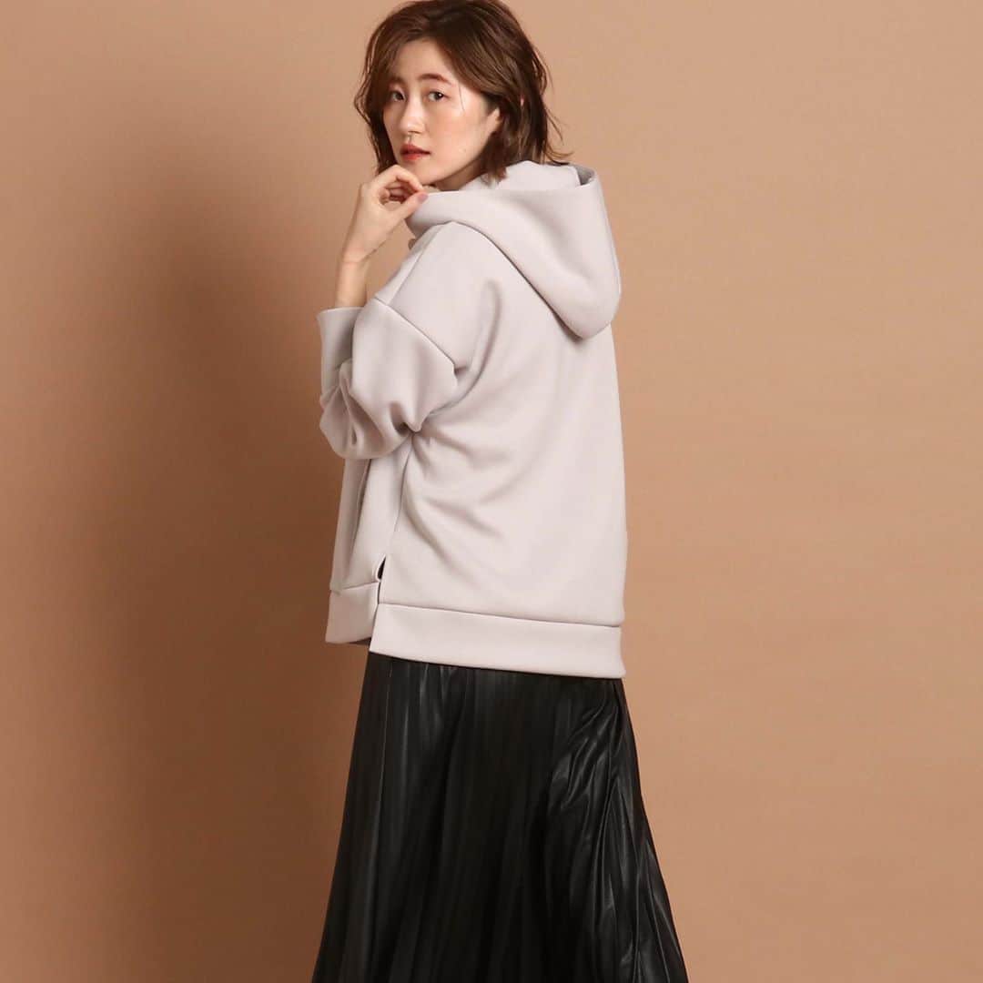 cdec_official Aesthetic Senseのインスタグラム：「. 2020秋 New Arrival  . 【プリーツスカート】着回し FEMININE編 . . BIGフォルムに大きめフードのパーカーを合わせた大人カジュアルスタイル。 シンプルなモノトーンコーデはレザー調のプリーツスカートが引き立つシックで存在感のある着こなしに。 . . .  #クードシャンス #2020秋冬 #AUTUMN #秋コーデ  #秋スタイル #トレンド #華やかコーデ　#カジュアルコーデ  #着回しコーデ  #着回し #大人カジュアル #休日コーデ #ファッション  #大人コーデ  #大人コーディネート #今日のコーデ #今日のコーディネート #カタログ #お洒落さんと繋がりたい #お洒落さんとつながりたい #ファッション好きな人と繋がりたい #モデル #大人女子 #大人女子コーデ #テレワーク#着まわしコーデ #着まわし #パーカー #パーカーコーデ #プリーツスカート」