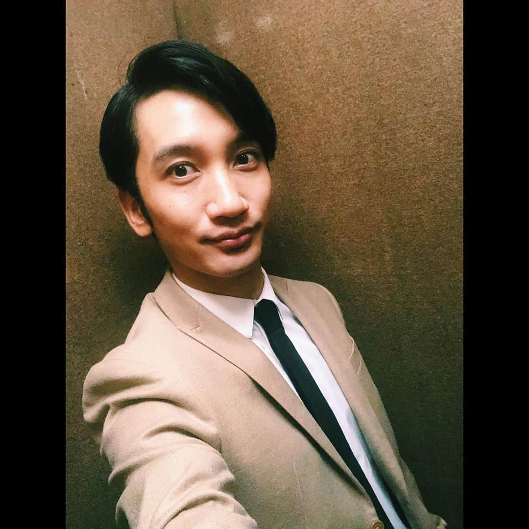 桜井雅斗さんのインスタグラム写真 - (桜井雅斗Instagram)「よしもと純喫茶にお越しいただきありがとうございました😊  今回は、パジャマから皆さんに選んでもらったシャツとスーツに着替えて、その場で髪の毛もセッティングする…なんて事をやってみました。笑  次回は10月20日に開催できればと思っております！ 19時半〜と、21時〜の2部制で！ なんてったって、ピッタリ【誕生日🎂】なんです😳  是非ともお越し下さい👍 質問などもDMで、お気軽に📩  #吉本新喜劇 #よしもと新喜劇 #新喜劇」9月23日 9時40分 - mst44