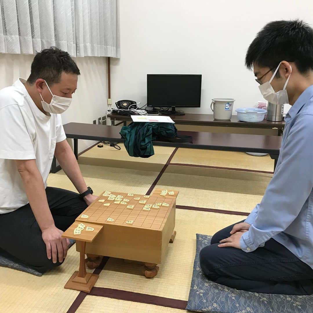 高橋茂雄さんのインスタグラム写真 - (高橋茂雄Instagram)「羽生善治九段と藤井聡太二冠が激闘を繰り広げていた将棋会館にいかせていただきました！　 会館自体からオーラがでていた！！ そして 囲碁将棋チャンネルで爆笑解説されていた豊川七段と及川六段と写真撮らせてもらいました！！ その後、梶浦六段に指導対局やっていただきました！！ 山本四段とも写真とっていただきました！！ いやはや大感激！！！  色んな話ききましたが、おもしろすぎました！！  #将棋 #棋士すごすぎる #豊川七段のダジャレ高速すぎる #観る将 #棋士の織りなすドラマに夢中やねん」9月23日 9時45分 - shigeo0128