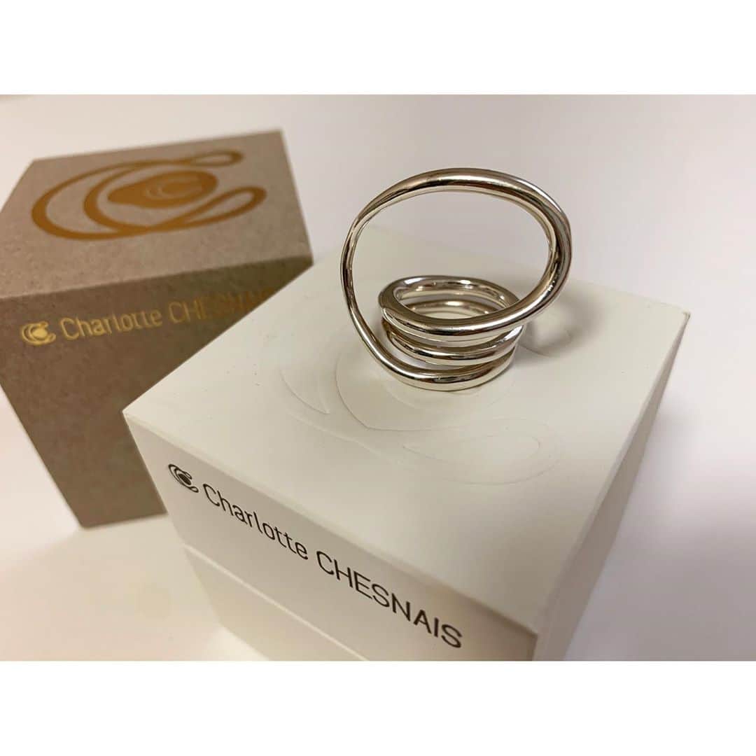 liiiiche23のインスタグラム：「・﻿ ・﻿ @charlottechesnaisjewelry  お出かけの時は絶対つけてるリング💍﻿ 高っ！！と思ったけど﻿ こんだけ使ってたら十分元は取れてると思う🤣笑﻿ ・﻿ ・ #charlottechesnais #シャルロットシェネ #accessory #accessories #silveraccessory #silverring #silverjewelry #ring #アクセサリー #fashion #instafashion」