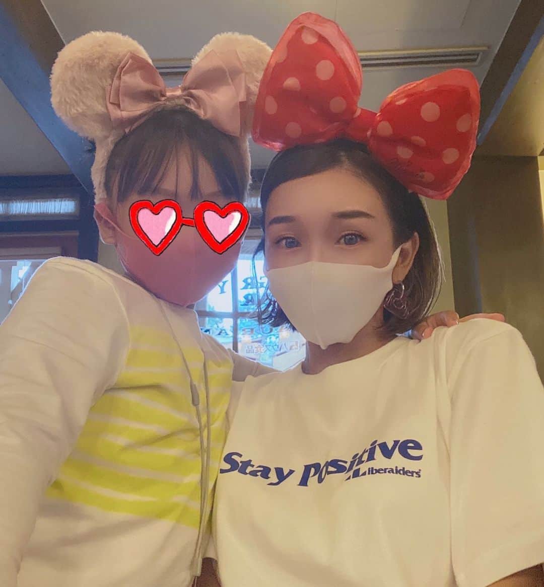 のインスタグラム：「ソーシャルディスタンス、三密回避、至る場所に消毒液！安心して楽しむことが出来ました✨  キッズ達のテンションが ほんとに可愛くて終始癒されました🥺💛💛💛 #TDL」