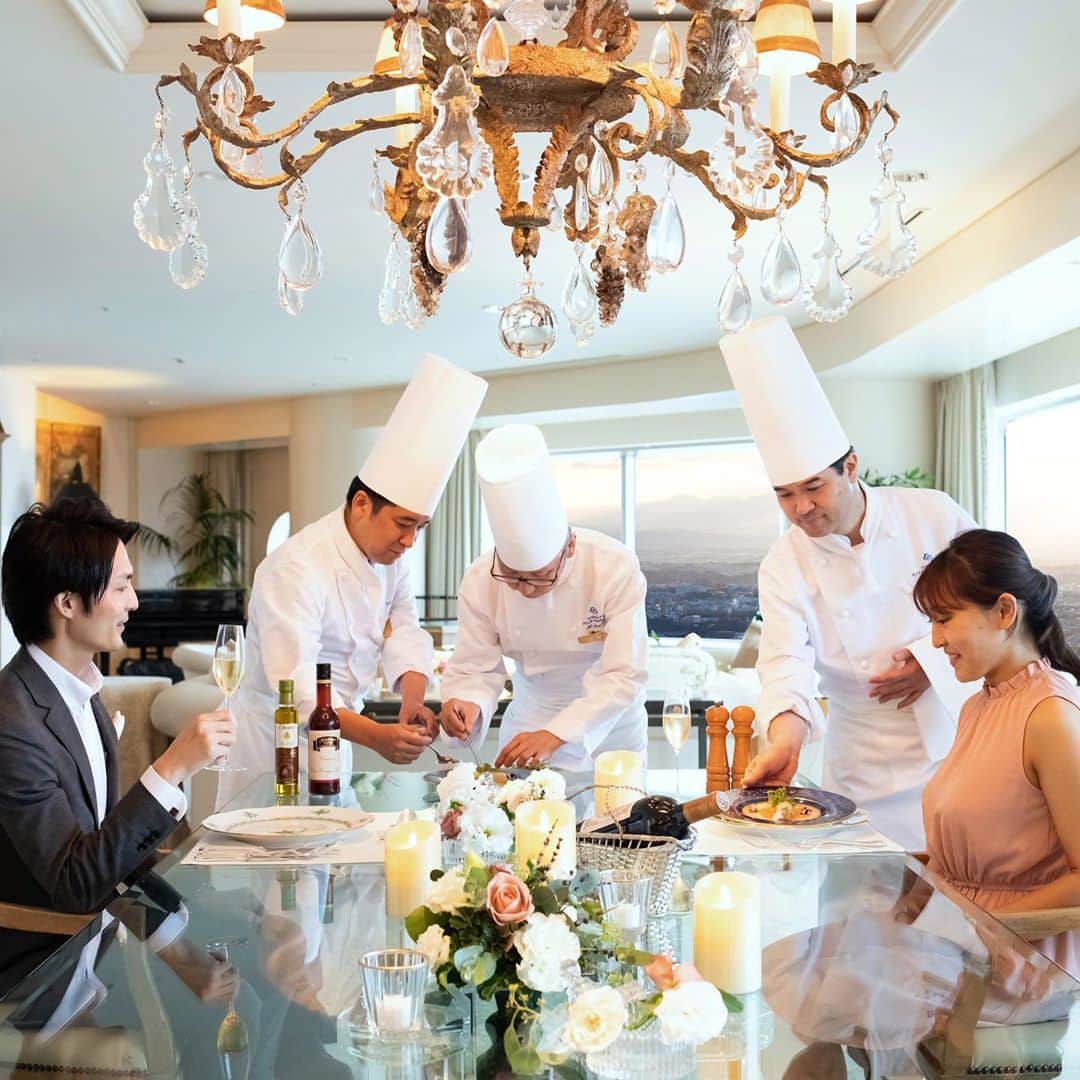 横浜ロイヤルパークホテルのインスタグラム：「66階「ロイヤルスイートルーム」で過ごす贅沢な宿泊プランはいかがでしょうか。  シェフが目の前で調理するフルコースディナーや、朝食は豪華な洋食セットをお部屋までお持ちいたします。  安心な環境と、観覧車やベイブリッジが望める贅沢なロケーション🎡 優雅なひとときをお過ごしください。  #横浜ロイヤルパークホテル #yokohamaroyalparkhotel #横浜 #yokohama #ホテル #hotel #ホテルステイ #おこもりステイ #ステイケーション #横浜ホテル #thepreferredlife #royalparkhoteljp」