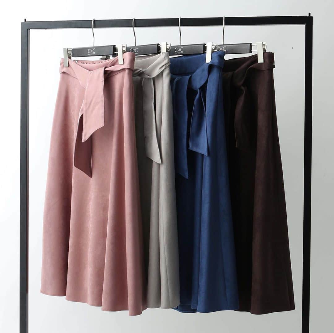 cdec_official Aesthetic Senseのインスタグラム：「. 2020秋 New Arrival . 【フェイクスエードフレアスカート】 . . フェイクスエード素材を使用したフレアスカート。 程よいボリューム感のフレアシルエットと少し長めの丈感が今年らしい雰囲気に。 共地のリボンベルト付きでウエストマークできます。  . カラーは、ピンク、ナチュラル、ブルー、ブラウンの4色展開 . . .  #クードシャンス #2020秋冬 #AUTUMN #秋コーデ  #秋スタイル #トレンド #華やかコーデ　#カジュアルコーデ  #細見え #着回しコーデ  #着回し #大人カジュアル #休日コーデ #ファッション  #大人コーデ  #大人コーディネート #今日のコーデ #今日のコーディネート #カタログ #お洒落さんと繋がりたい #お洒落さんとつながりたい #ファッション好きな人と繋がりたい #モデル #大人女子 #大人女子コーデ #テレワーク#フレアースカート #カラースカート #スエード」