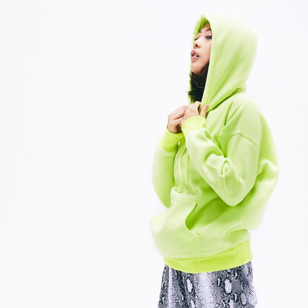 コエのインスタグラム：「・・・genderless hoodie   性別、体型、年齢を問わず着られる ジェンダーレスアイテムシリーズの中でも 今年で3シーズン目を迎えた、大人気定番アイテム。   適度な厚みと、柔らかさ、見た目のよさを 兼ね備えたこだわりの素材を使用し、 フードの大きさや袖のシルエットまでこだわった koe一押しのアイテムです。   サイズ展開：S,M,L,XL カラー展開：10色 2,990+tax   #koe #hotelkoetokyo #ユニセックス #ユニセックスコーデ #リンクコーデ #ジェンダーレス #裏起毛 #パーカー #スウェットコーデ #スウェット #hoodie #フーディー  #秋服コーデ #秋冬コーデ #秋冬ファッション #コエ #渋谷 #蛍光色 #パイソン柄」