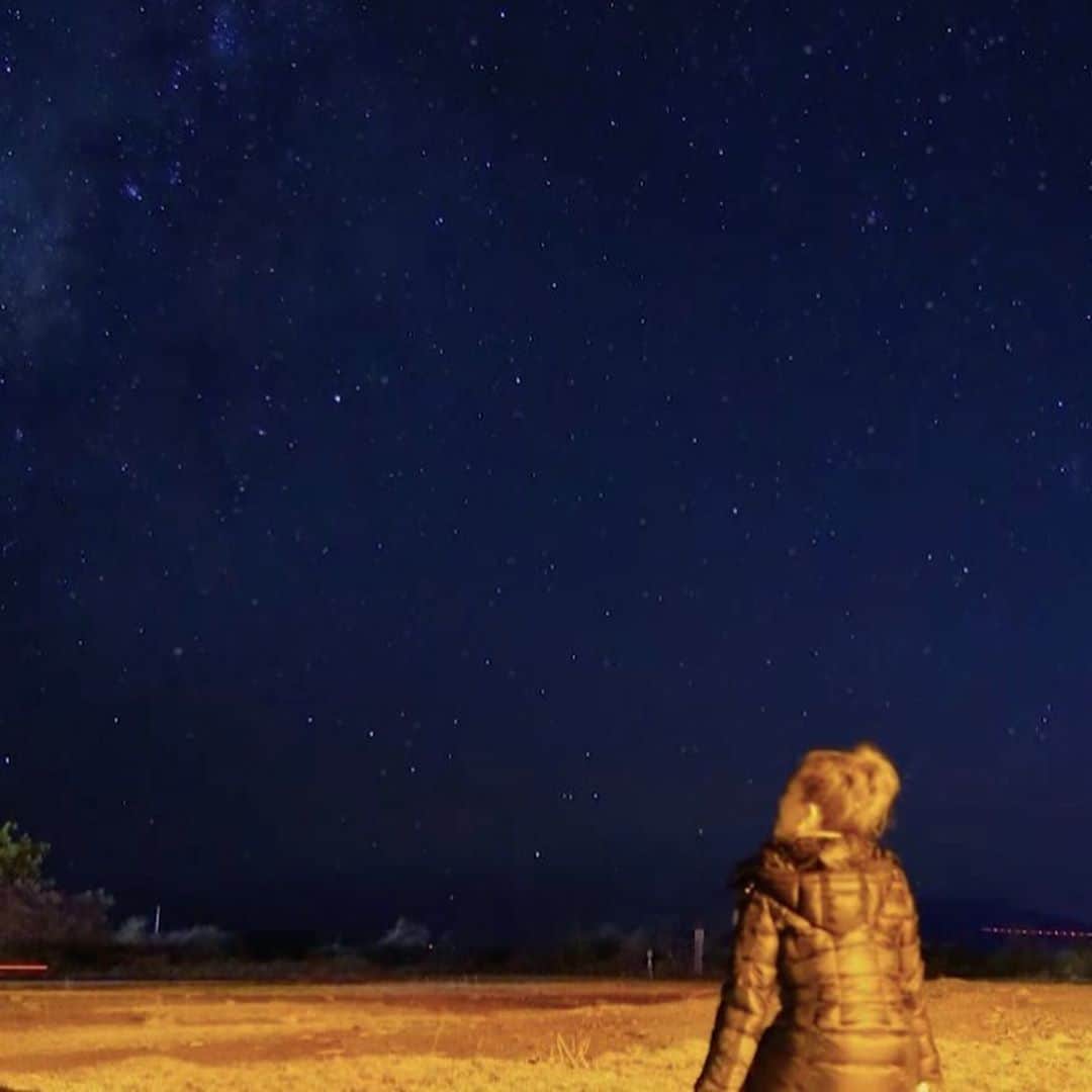 フジテレビ「空旅をあなたへ」さんのインスタグラム写真 - (フジテレビ「空旅をあなたへ」Instagram)「今週木曜22:54～の「空旅をあなたへ」は、 2017年10月に放送した、 平原綾香さんのハワイの空旅です✈️  ありのままの自然に出逢える島・ハワイ島🏝  標高およそ４２００メートル、 マウナケア山の頂きに並ぶのは、 世界各国の天文台👀✨  ここでは一年を通して天候に恵まれるので、 絶好の観測ポイントで、    宝石を散りばめたような、満天の星空に出会えます🌌💫  息を呑むほどの美しさに包まれるひと時🥺✨  いつまでも心に残る、ハワイ島の空旅です☺️  放送をお楽しみに！ (※関東のみの放送です)   #平原綾香 さん #ハワイ #ハワイ島 #コナ #マウナケア山頂 #マウナケア州立公園 #満天の星空 #空旅をあなたへ #撮影 #撮影オフショット」9月23日 9時59分 - soratabi_fuji