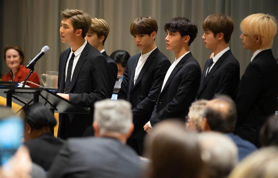 unicefさんのインスタグラム写真 - (unicefInstagram)「"I want to hear your voice... No matter who you are, where you’re from, your skin colour, gender identity: speak yourself.” RM ⁣ ⁣ Remember this historic moment at the @unitednations General Assembly two years ago? BTS are back with a special message to young people doing their very best to cope with the #COVID19 pandemic. Tune in tomorrow at 9am EDT / 10pm KST. Link in bio. #BTSLoveMyself ⁣⁣ ⁣ © UNICEF/UN0237948/Nesbitt⁣」9月23日 10時00分 - unicef