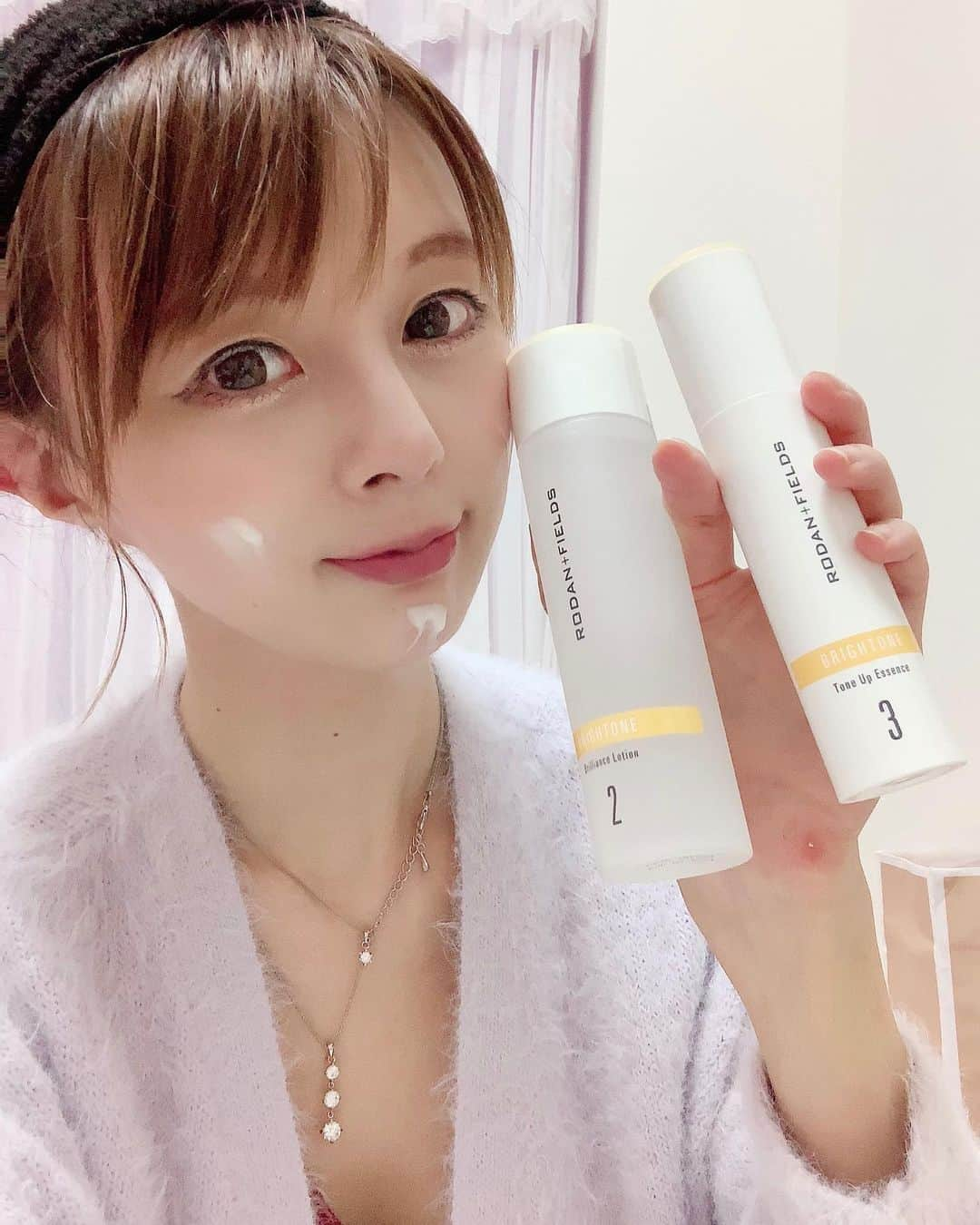 satomiさんのインスタグラム写真 - (satomiInstagram)「ロダンアンドフィールズ（@rodanandfields.japan ）のスキンケアセットを使い始めて1週間✨ ・   北米No1プレミアムスキンケア✨というだけあって私に凄く合ってました！ ・ 悩んでたマスクによる肌荒れも治まったり 何よりローションからクリームまでラインで使ってから朝のお肌ハリが凄いです😊🌟 ・ ちなみにこの前お肌年齢測ってもらったら 25歳でした✨ ・  #rodanandfields  #ロダンアンドフィールズ #答えはRFにある  #素肌美人」9月23日 10時01分 - saatoomii47