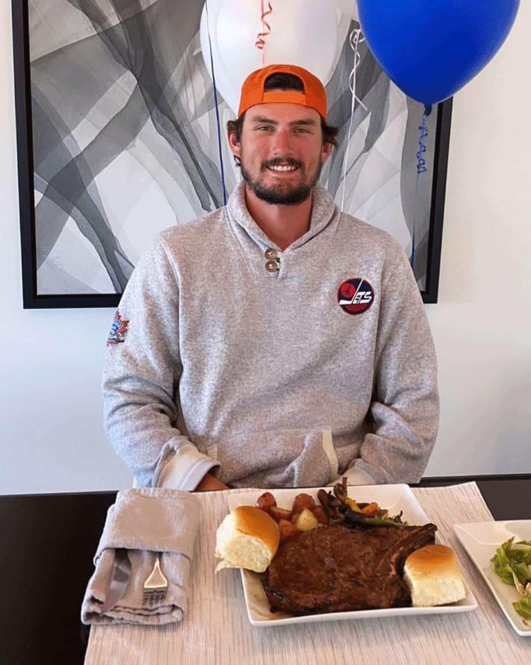 NHLさんのインスタグラム写真 - (NHLInstagram)「Connor Hellebuyck's Vezina Trophy celebration was a feast! 🤤 #NHLAwards   (📷 @andrea_fancy)」9月23日 10時08分 - nhl