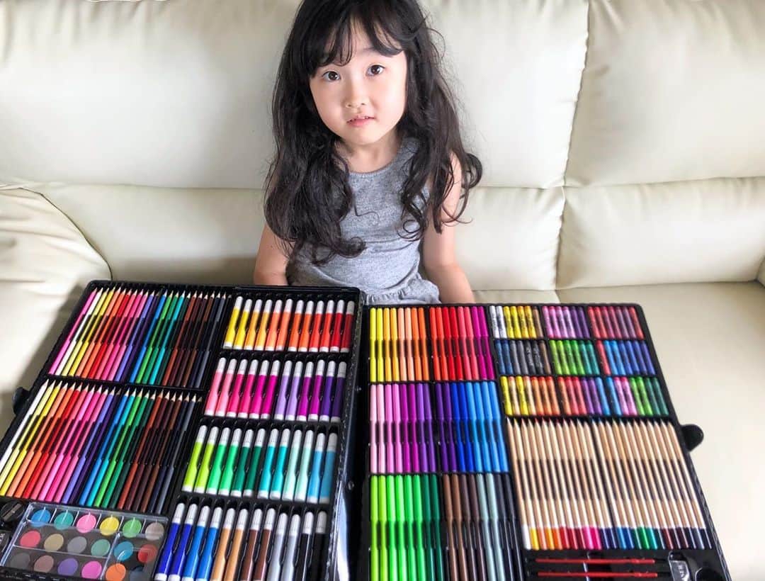 坂本竜介のインスタグラム：「これだけあれば沢山楽しめますね。 娘さん。 #daughter  #愛娘 #7歳 #7yearsold  #小1 #色鉛筆」