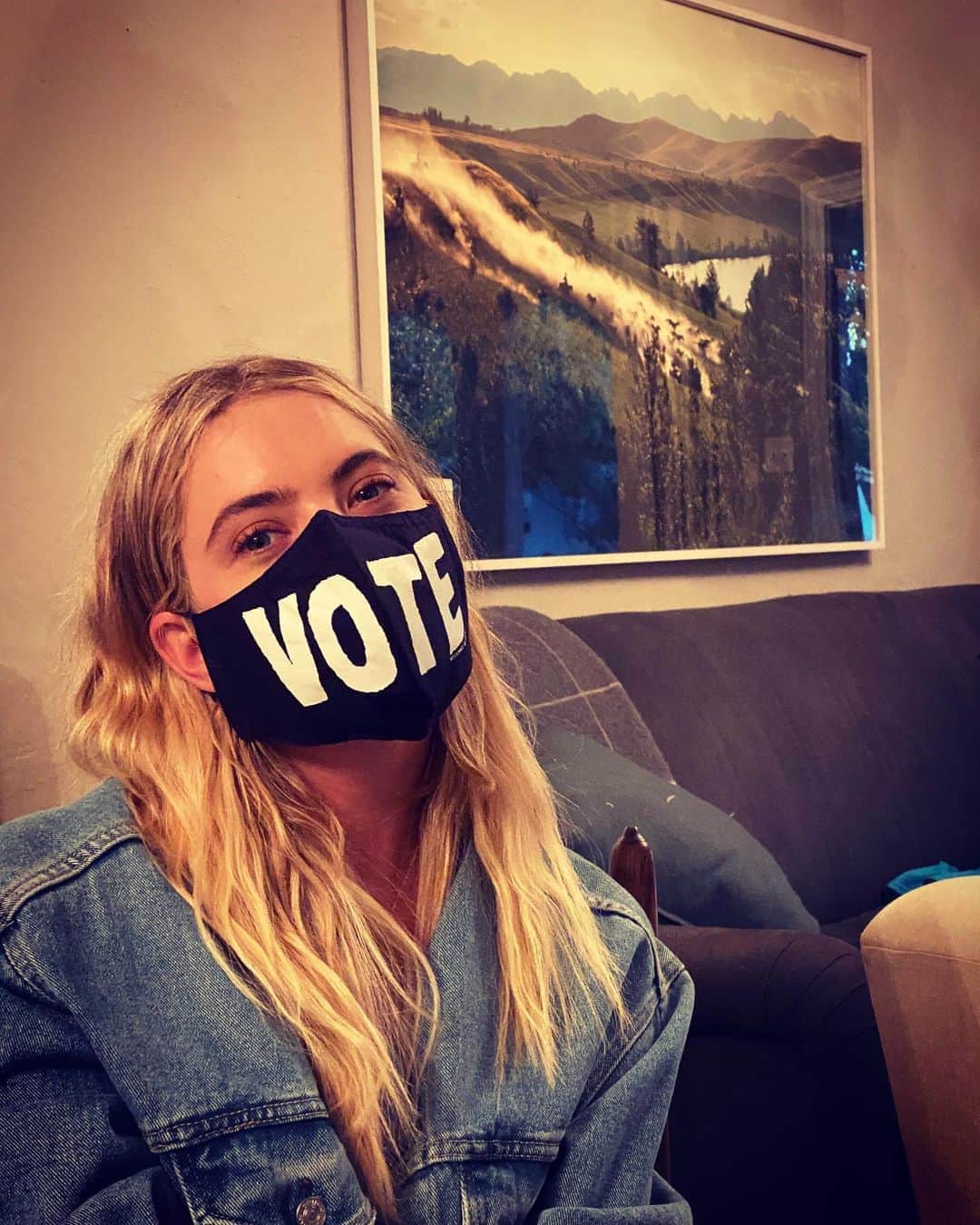 アシュレイ・ベンソンのインスタグラム：「V O T E  V O T E  V O T E」