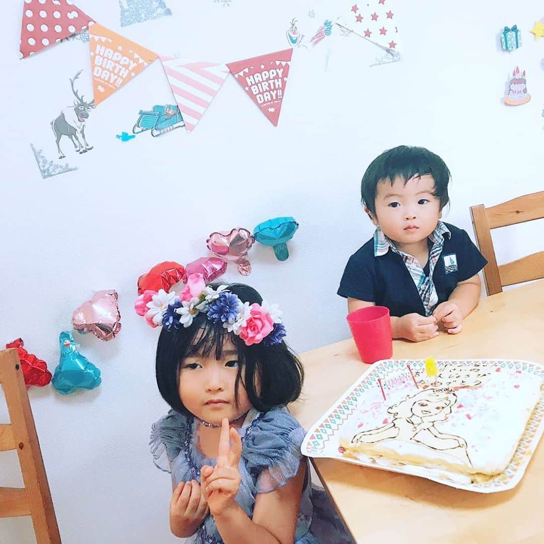 Ritsukoさんのインスタグラム写真 - (RitsukoInstagram)「娘ちゃん5歳のお誕生日会。今年はプリンセスソフィアにご執心。マイクラとマリオメーカーにハマってます。健やかにそだっております。 ※ここにはうってないけど、いとこ達も大集合。みんなありがとうね。 #5歳のお誕生日おめでとう #誕生日会  #手作りケーキ #プリンセスソフィア」9月23日 10時18分 - litsuko721