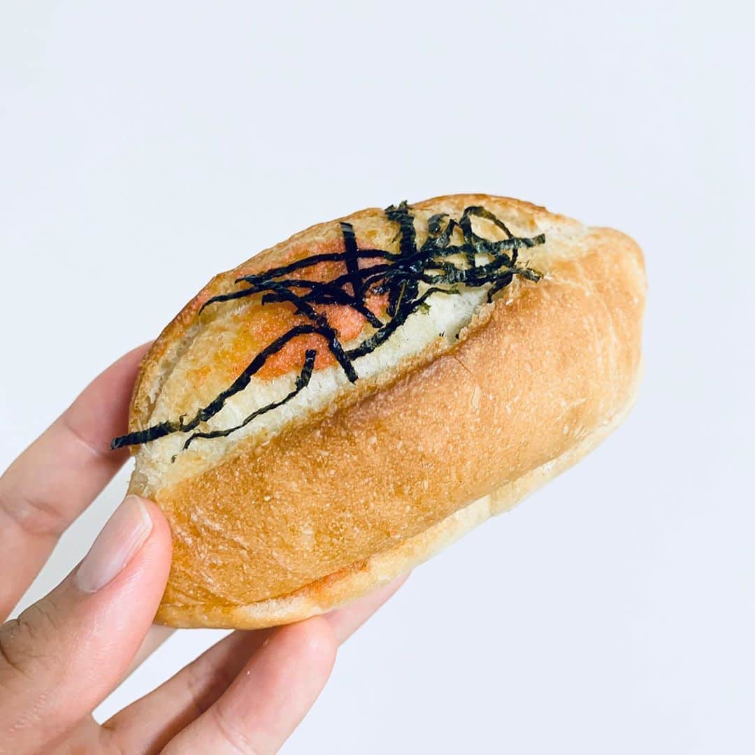 のインスタグラム：「福岡に行くと必ず出会う明太子系のパン🥰 . 大きく分けて ・パン屋が作るもの ・明太子専門店が作るもの ・カフェで提供されるもの の3パターンがあるけど、 圧倒的にパン屋が作るものが1番美味しいです🤩 . パン屋のは明太子の量、パンと明太子のバランスが絶妙なの🥺❤️ . 1〜2枚目は春日にある @pan.nagata.honten の明太フランス❤️ 中にぎっしり塗られてる❤️ . 3〜4枚目は天神にある @pain_stock_tenjin の明太フランス❤️ バターがジュワッとフランスパンに染み込んで最高🥰🥰 . 私は明太トーストより明太フランス推し〜🤟 . . #パンナガタ　#パンストック  #福岡パン #明太フランス #福岡グルメ　#パン好きトレーニー #healthylifestyle #healthybody #健康美 #naturalbeauty #自然体 #ボディメイク#bodymake #フィットネス #fitness #fitnessgirl #筋トレ #筋トレ女子 #体型記録 #ダイエット#diet #痩せたい #メリハリボディ#fitnessmodel #フィットネスモデル#お尻トレーニング #peach #美尻 #美容 #スタイルアップ」