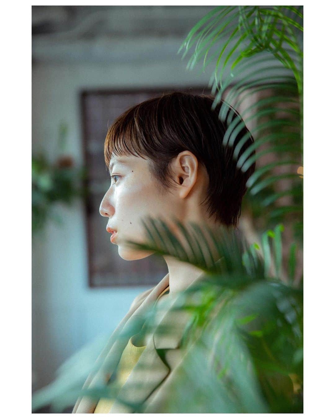 のインスタグラム：「@ivy_kitahama さんで撮らせていただいた別カット。 うつくしい横顔。 水辺が見える都会の窓辺が好きです。 ・ ・ ・ #photography #photooftheday #photo #portrait #photograph #photographer #ig_japan #instaportrait #magazine #hair #haircut #hairsalon  #kobe #savvy #love #instafashion #girl #model #fashion #雑誌 #大阪 #神戸 #被写体 #人物撮影 #ファッション #モデル #ショート #撮影 #ポートレート #フォトグラファー」