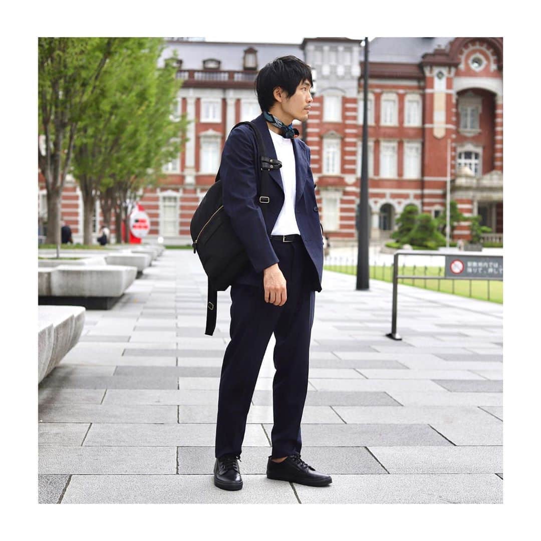 Felisi Japan 〔フェリージ〕さんのインスタグラム写真 - (Felisi Japan 〔フェリージ〕Instagram)「【フェリージ 丸の内店】 . 甲高、幅広な日本人の足に合わせて、 オリジナルラスト（木型）を使用した ブランド初となるレザースニーカー。 . 足に馴染みやすく長時間の着用しても疲れにくい 機能性も重視しながら甲部分、インソールに牛革を使用し、 フェリージならではの高級感あるデザインに仕上がりました。 . カラーは高級感あるかがやきを放つブラック1色展開。 シンプルで男女ともにご使用いただけるデザインとなっており、 男性・女性サイズをご用意しております。 . . ■MEN Model No. AA005/M-shoes Price : ¥29,700 Size: 40,41,42,43,44 . ■WOMEN Model No. AA006/W-shoes Price : ¥29,700 Size: 35,36,37,38,39 . . . #felisi #felisiselection #sneakers #shoes #newarrivals #madeinitaly #フェリージ #フェリージセレクション #フェリージスニーカー #スニーカー #イタリア製 #スニーカーコーデ #レザースニーカー #黒スニーカー #足元倶楽部 #靴」9月23日 10時39分 - felisi_japan