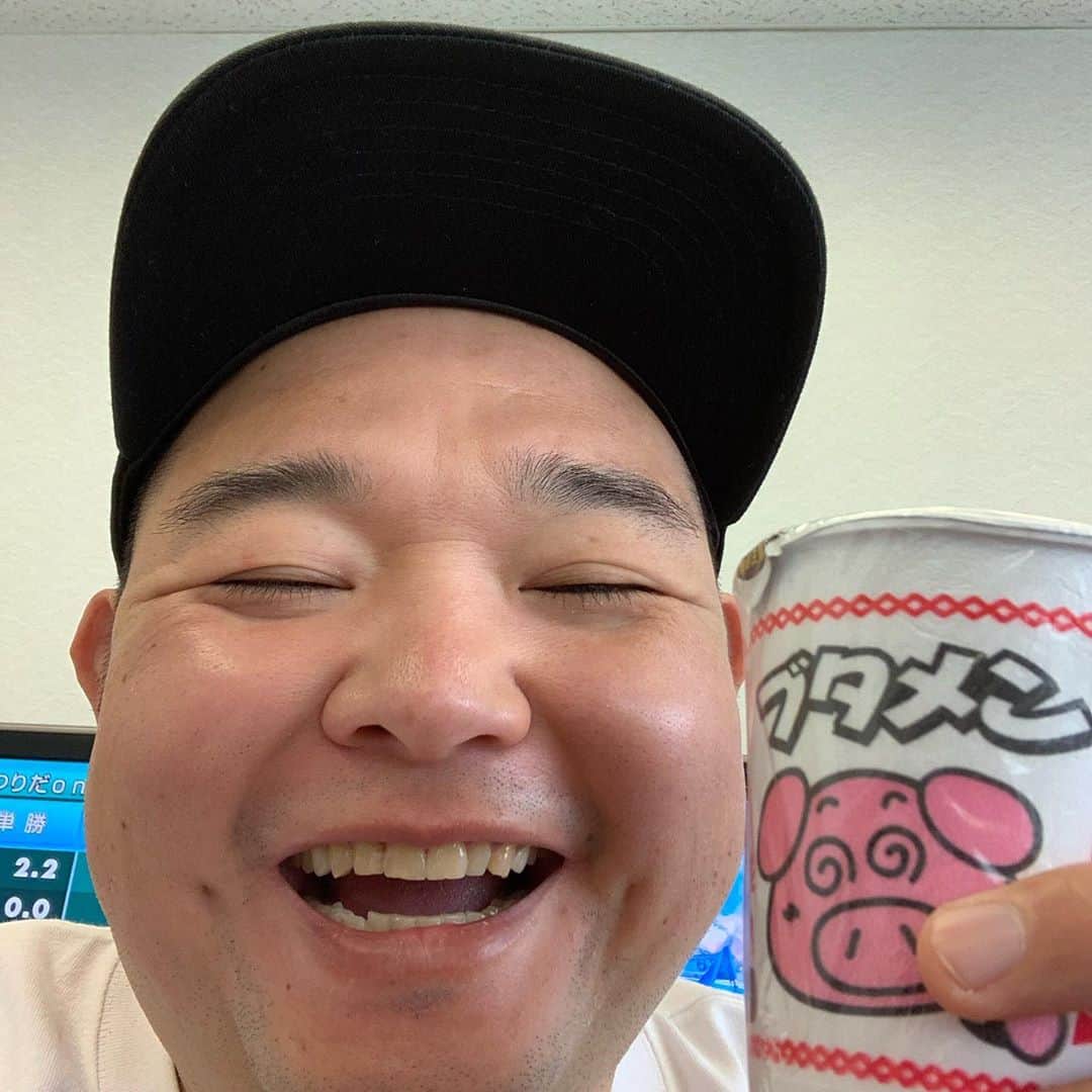 内山信二のインスタグラム：「おはようございます☁️  このあと10時40分から  裏どちゃんこTV📺配信します！  是非観てください😁  久しぶりに峰選手の生の走りが みれるぅぅぅ🙌  https://youtu.be/B6yfnWMt8_4  #ボートレース #ボートレース多摩川 #裏どちゃんこTV #YouTubeLive  #峰選手 #内山信二 #中川おさむ #ブタメン #好物」
