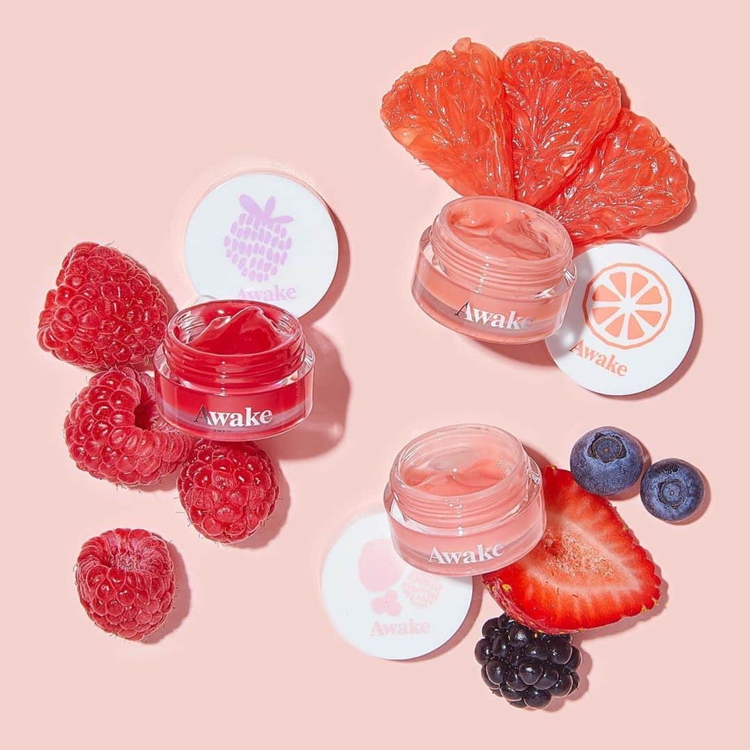 Tarte Cosmeticsさんのインスタグラム写真 - (Tarte CosmeticsInstagram)「Keep your pout hydrated for 12-hrs long with our NEW @Awakeskin Stock Up This Kissmas vegan lip mask trio! This set comes with Awake's best-selling daytime lip mask in 3 limited-edition scents: 🍓 raspberry 🍇 mixed berries 🍊 grapefruit Pick it up now on Awakebeauty.com for only $15 USD (a $24 USD value)! #bottledbeautysleep #awakebeauty」9月23日 10時34分 - tartecosmetics