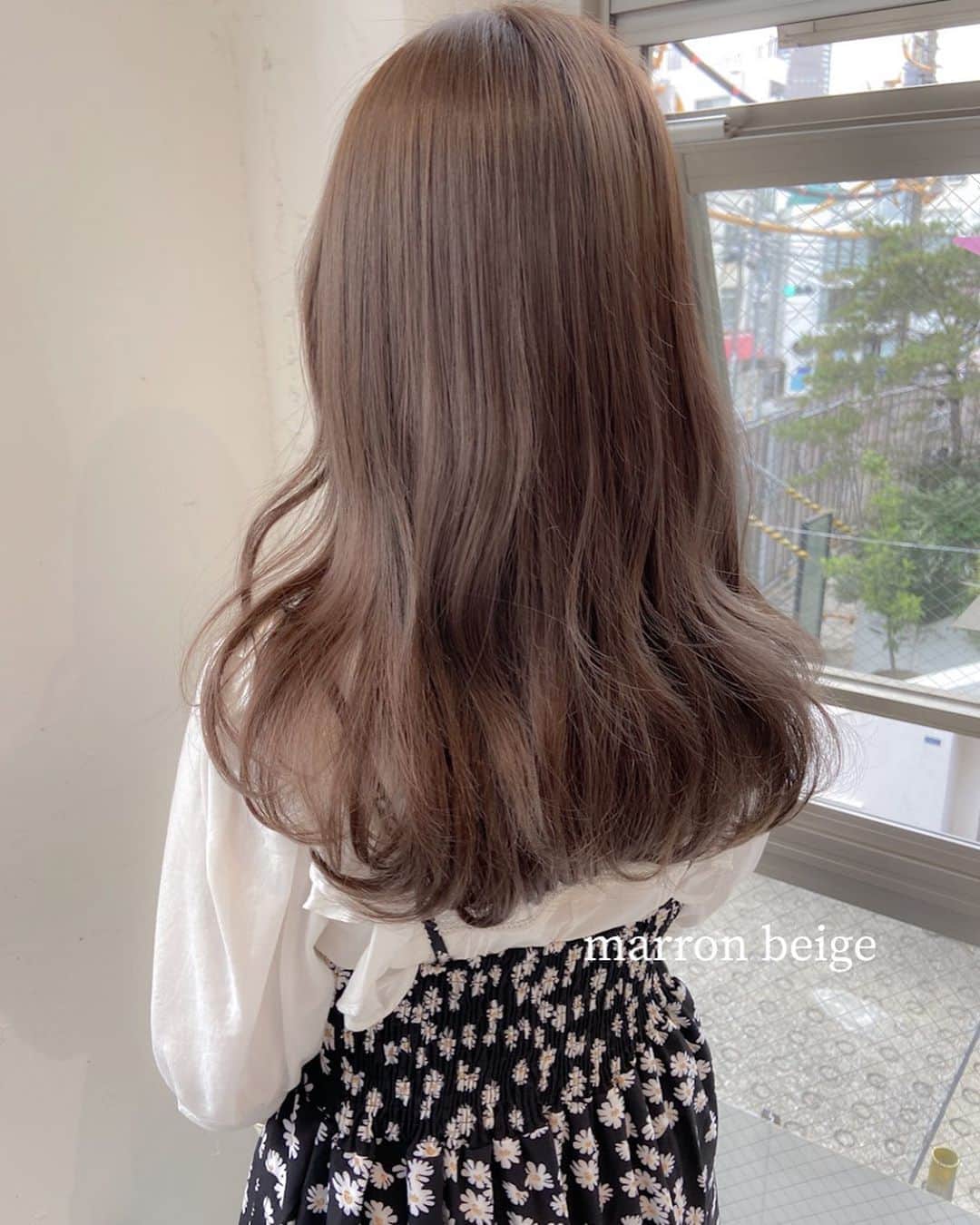 佃加菜のインスタグラム：「marron beige 仕事先で怒られない、ブリーチをしない明るめマロンベージュ♡ (染める前のベースによります🥺) (仕事先にもよります🥺) . バイト先や仕事先で厳しい方もお気軽にご相談ください♡ . 品のあるベージュで 柔らかい雰囲気に変えてくれるマロンな色味は ペールトーンのお洋服に合います♡」