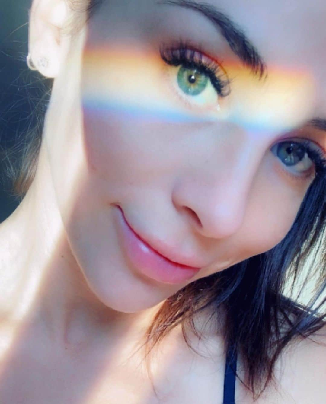 マンディー・ジルーのインスタグラム：「Someday we’ll find it, the rainbow connection. The lovers, the dreamers and meeee 🎶🌈✨」