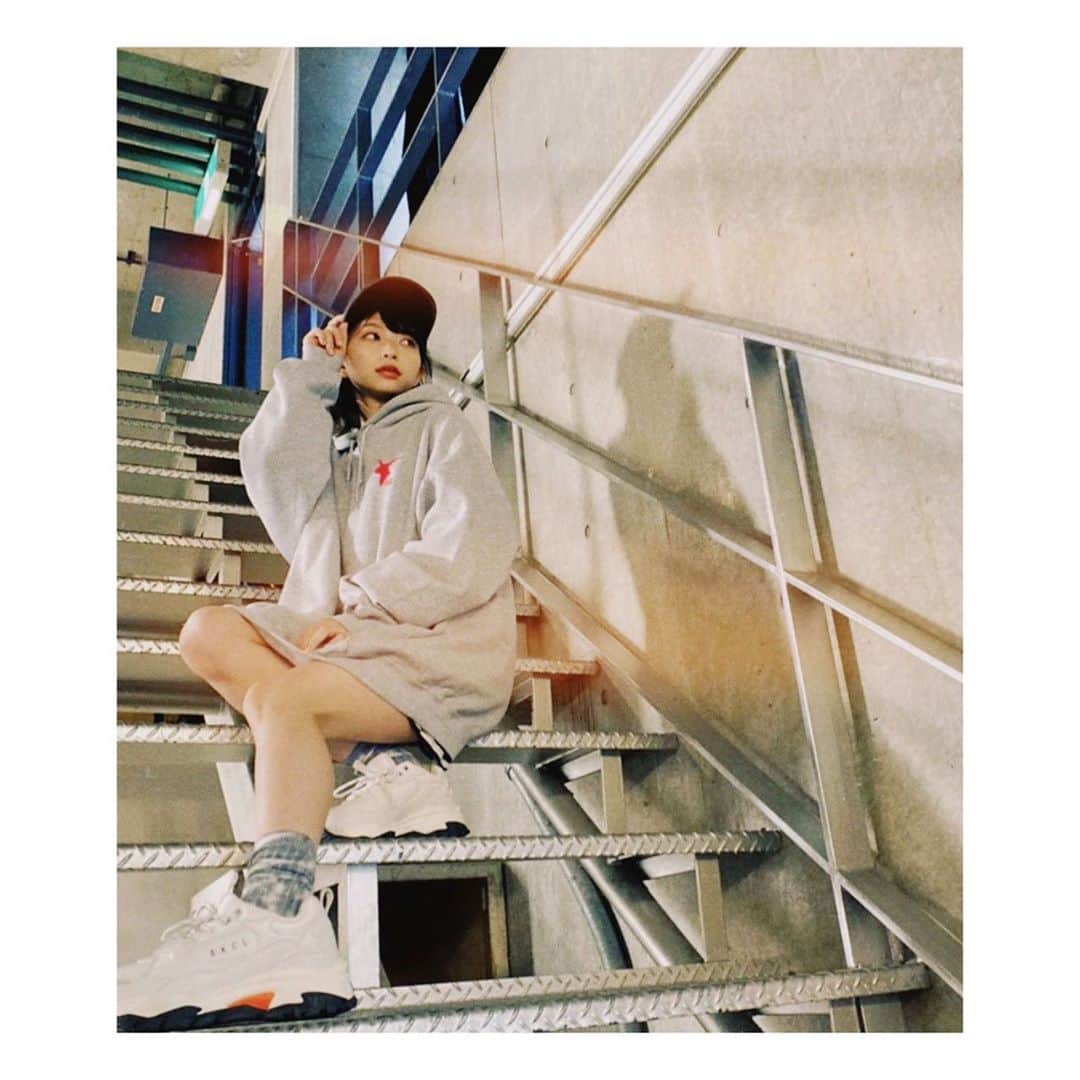 辻野かなみのインスタグラム：「❤︎﻿ ﻿ 👗コラボグッズ✨﻿ ﻿ ﻿ このパーカーのサイズ感好き🥰﻿ ﻿ 撮影の時のオシャレな靴は！﻿ 「#AKIIlCLASSIC」💕﻿ ﻿ ﻿ 階段は映えるから使いがち😆 ﻿ 3枚目はおはる📸 4枚目はあきちゃん📸﻿ #instagood #instalike #followme」