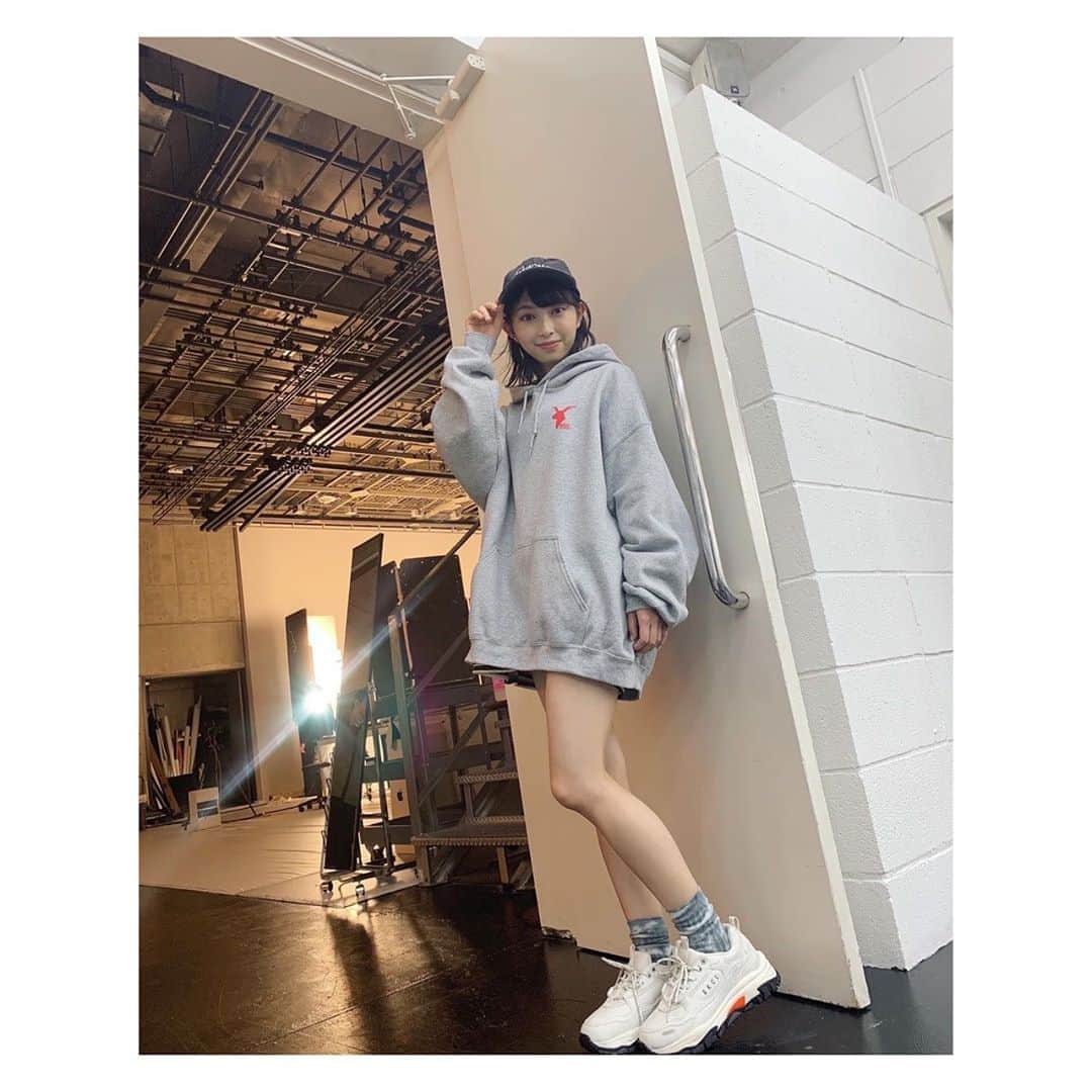 辻野かなみさんのインスタグラム写真 - (辻野かなみInstagram)「❤︎﻿ ﻿ 👗コラボグッズ✨﻿ ﻿ ﻿ このパーカーのサイズ感好き🥰﻿ ﻿ 撮影の時のオシャレな靴は！﻿ 「#AKIIlCLASSIC」💕﻿ ﻿ ﻿ 階段は映えるから使いがち😆 ﻿ 3枚目はおはる📸 4枚目はあきちゃん📸﻿ #instagood #instalike #followme」9月23日 10時47分 - kanami_tsujino_official