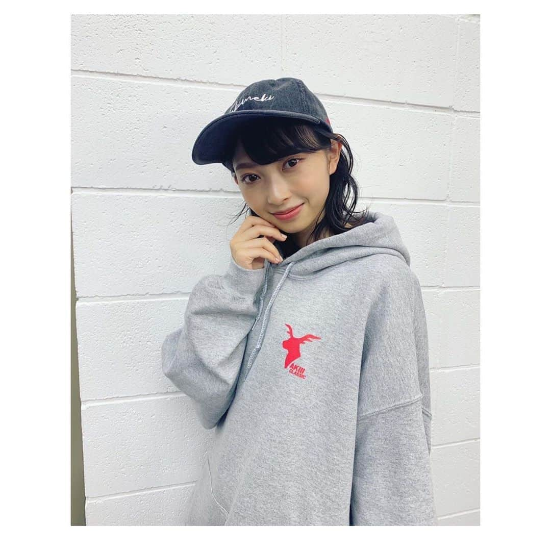 辻野かなみさんのインスタグラム写真 - (辻野かなみInstagram)「❤︎﻿ ﻿ 👗コラボグッズ✨﻿ ﻿ ﻿ このパーカーのサイズ感好き🥰﻿ ﻿ 撮影の時のオシャレな靴は！﻿ 「#AKIIlCLASSIC」💕﻿ ﻿ ﻿ 階段は映えるから使いがち😆 ﻿ 3枚目はおはる📸 4枚目はあきちゃん📸﻿ #instagood #instalike #followme」9月23日 10時47分 - kanami_tsujino_official