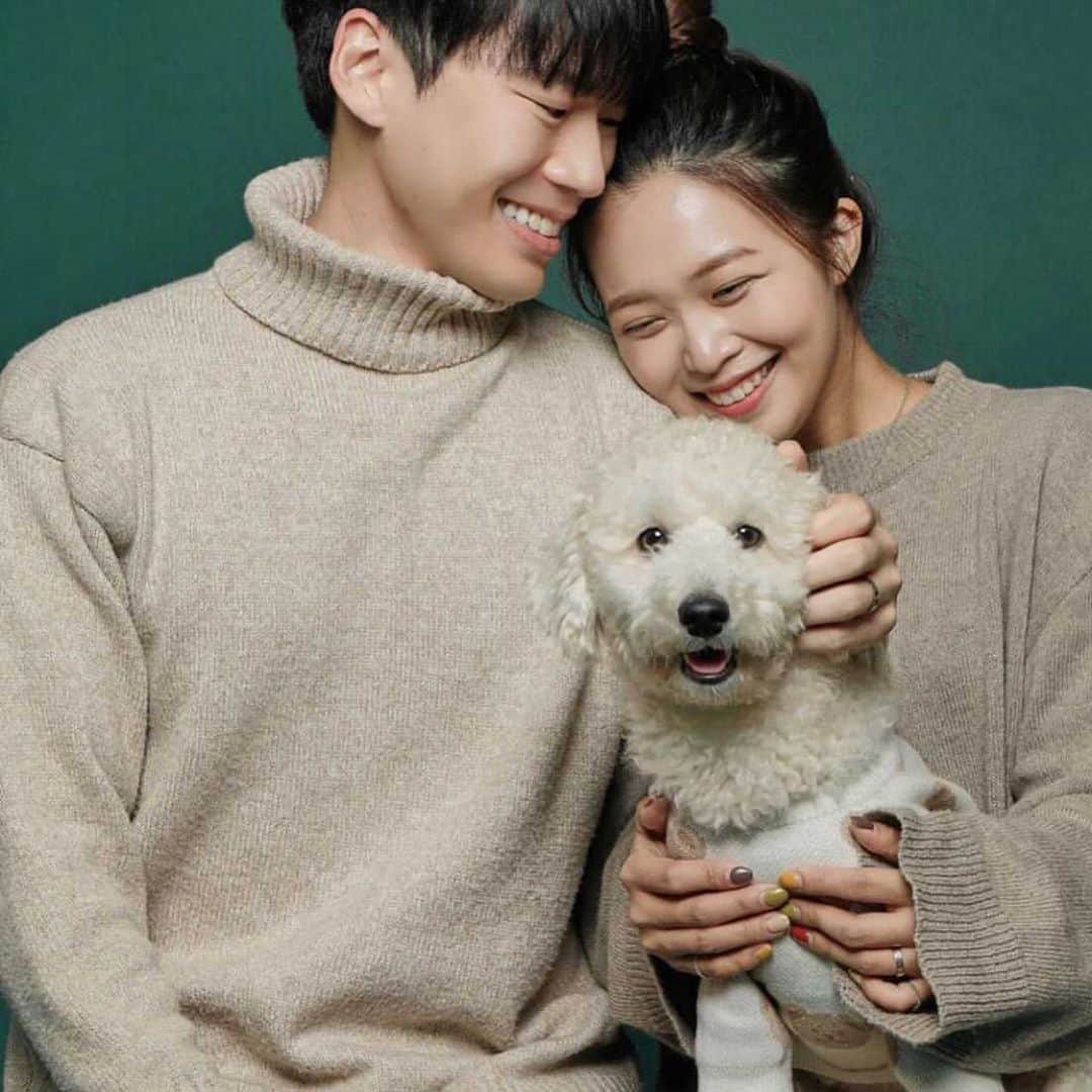 キム・ダヘのインスタグラム：「아침부터 기분좋은 그림선물 히히 🤍👨‍👩‍👦🐶」