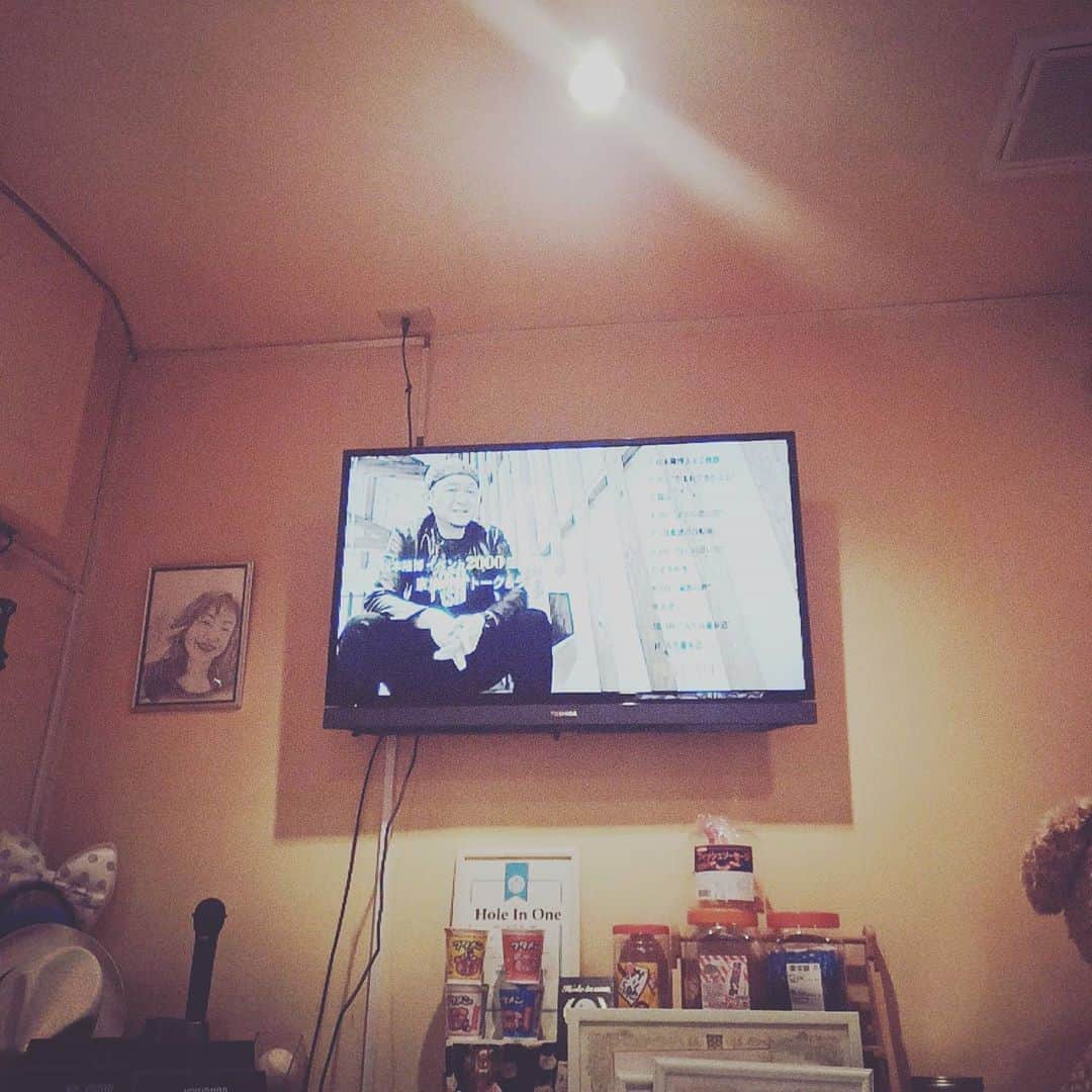 松本隆博のインスタグラム：「。 昨日深夜、松山。 DVDを買ってくださった のでなんなら一緒に観よかと。 皆で鑑賞(^-^)(^○^)。 ……あかん。５段変速の自転車 のクダリと歌で号泣撃沈した。 ちょうどおかんとこの日昼に 電話で ｢暑いの収まったし父ちゃんの 墓参り行こな｣と言ってたので 親父を思い出し、そして今の 自分の｢成長の少なさ｣が重なり 活動も出来てない苛立ちと、 酒のチカラもあり(¯―¯٥)、、。 Liveの難しさや、人の評価する 暇あるなら己のパフォーマンス 上げろよ！と天国から聞こえて きて、、、なにやら号泣。。  代行の運転手にもこの話しながら 帰るという、、松山の夜の。  松本隆博でした。  飲み過ぎたのは？♪ 己のせいよ！♪  ～人生遊歩道～  明後日9-25は松本隆博Liveですよ！ 大街道のLiveBARカラフル (定員数達してます完売済み)  今日午後からセットリスト作り ます。参加されるお客様で、 歌って欲しい歌あれば教えて下さい ┌(┌＾o＾)┐なるべく応えます♪  ま、５段変速の自転車、ガチ歌います。  ガチ、新しい試みも取り入れて Liveやりますので楽しみに♪  あーー、Liveしたい。 したいしたいしたい。  午後から大声で歌うリハの為 久しぶりにカラオケボックス いきます、何処がええかーな？」