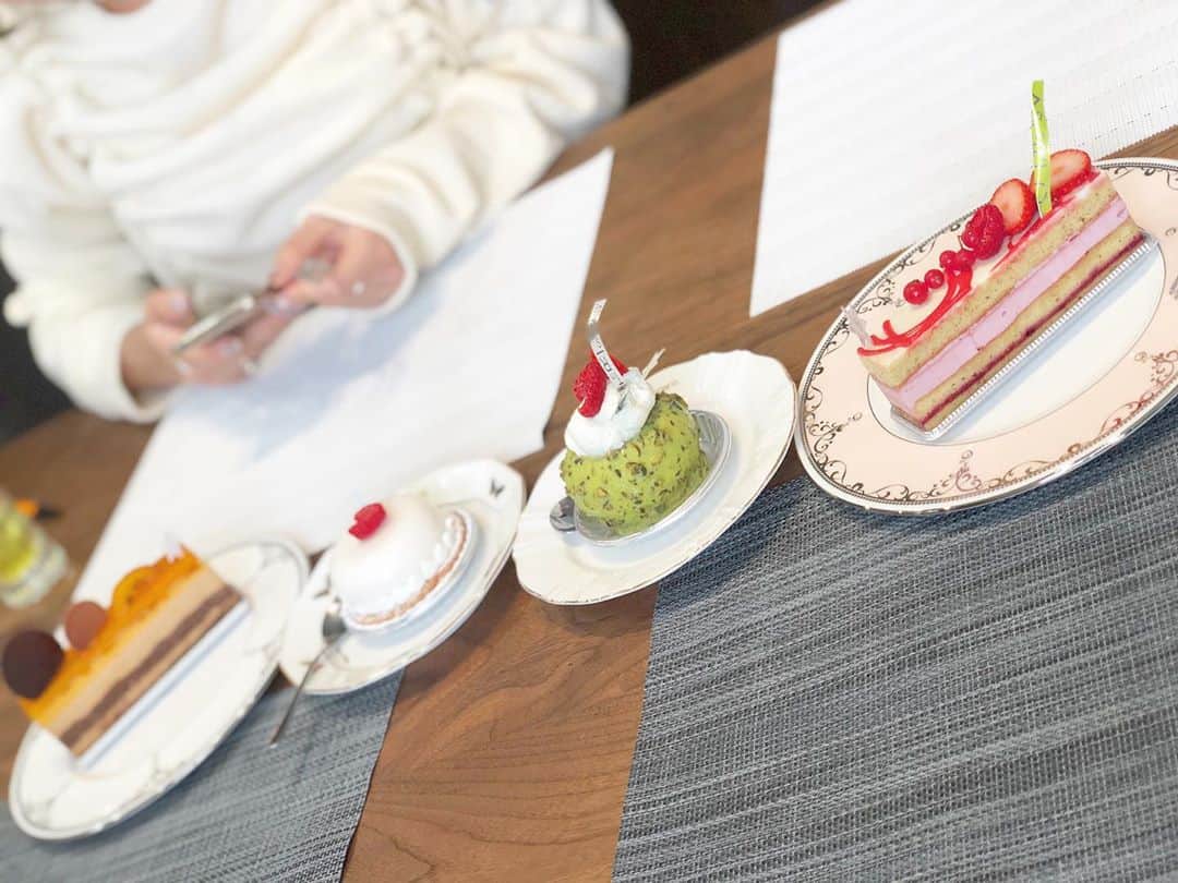 西木恵美里さんのインスタグラム写真 - (西木恵美里Instagram)「少し前に友達が持ってきてくれた宝石のようなケーキ🍰✨ 美味しかった🥺  とある打ち合わせのために来てもらったんだけど、、楽しみすぎて🥰  #4人で食べました #2人で4つ？！ #と思う写真だよね」9月23日 10時49分 - kamiyaemily