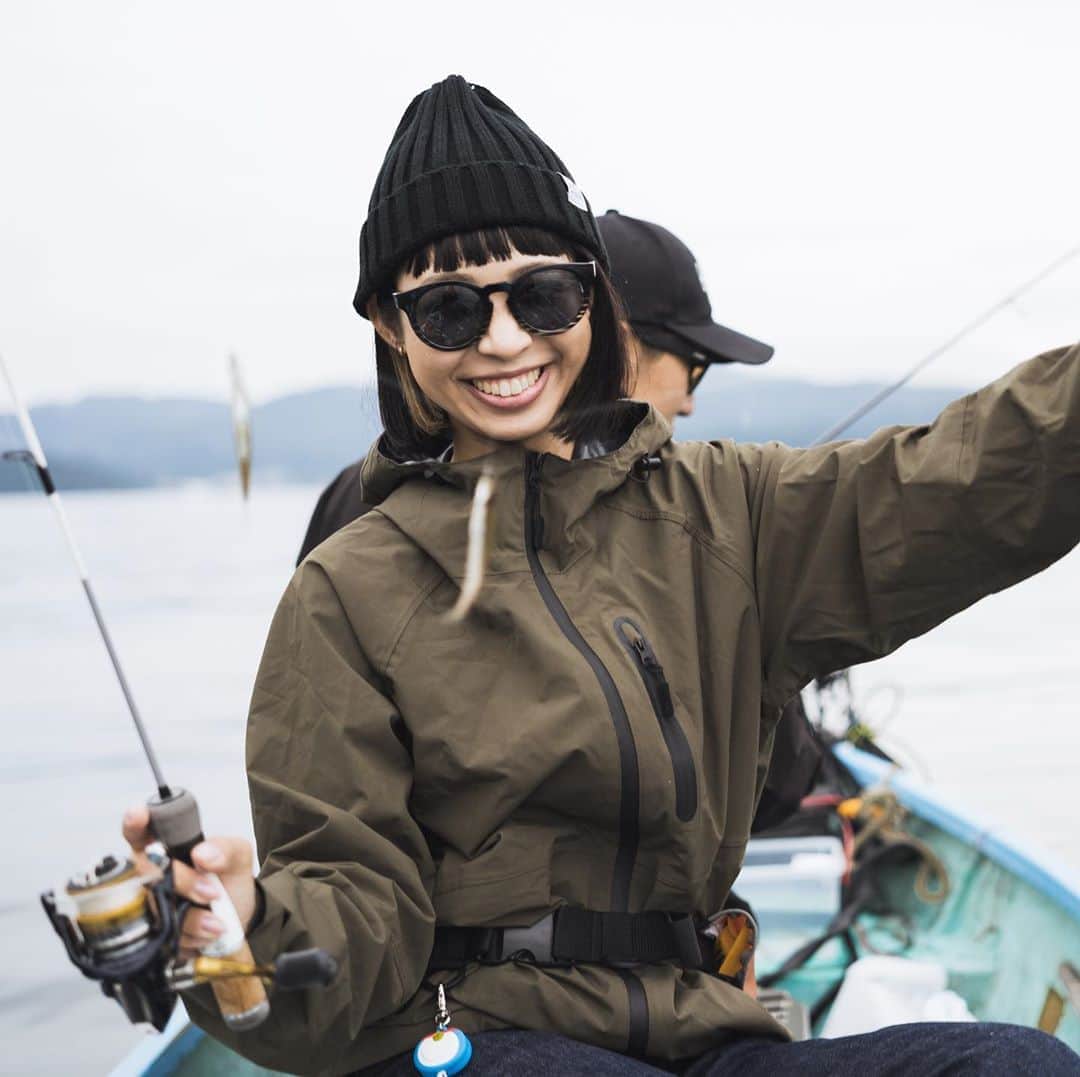 市川渚さんのインスタグラム写真 - (市川渚Instagram)「🎣Wakasaki fishing at Lake Ashi﻿ ﻿ ﻿ 去年は確か行けなかったのだけど、毎年恒例になりつつある、ぶん大先生 @bun0404 と北畠船長 @mrnobite とのワカサギ釣り at 芦ノ湖🎣﻿ ﻿ ワカサギ釣りの何が良いって、装備がコンパクトで気軽、投げる必要がないので釣りの技術がなくても楽しめる、(時期や仕掛けにによっては)エサか要らないので虫が苦手な人も安心なところ。あとは釣り全般に共通するけど、朝がとてつもなく早いので、ひと通り釣りを満喫してもまだお昼過ぎ！という感じで、休日1日を無駄にせず有意義に使えるところもすき🙆‍♀️地味な作業を黙々と繰り返すのが好きなタイプの人は絶対ハマると思う。﻿ ﻿ 今回は200匹いかないくらい釣れたので、夜はみんなで我が家に集まって、唐揚げやコンフィ、塩麹焼きなどして美味しく頂きました🙏﻿ ﻿ 動画もあるでいっ🎣﻿ ▶ https://youtu.be/0fr0A4AsOA4﻿ ﻿」9月23日 10時53分 - nagiko