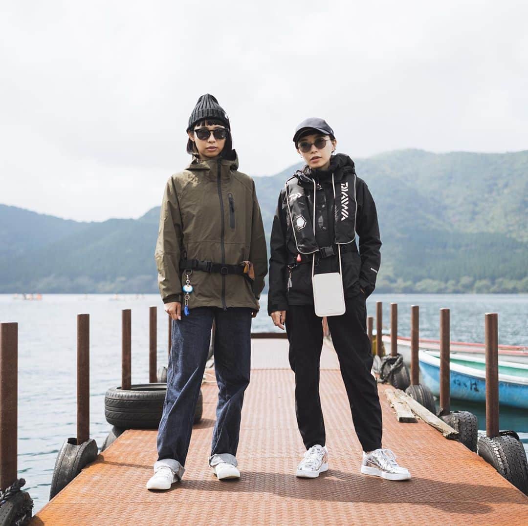 市川渚のインスタグラム：「🎣Wakasaki fishing at Lake Ashi﻿ ﻿ ﻿ 去年は確か行けなかったのだけど、毎年恒例になりつつある、ぶん大先生 @bun0404 と北畠船長 @mrnobite とのワカサギ釣り at 芦ノ湖🎣﻿ ﻿ ワカサギ釣りの何が良いって、装備がコンパクトで気軽、投げる必要がないので釣りの技術がなくても楽しめる、(時期や仕掛けにによっては)エサか要らないので虫が苦手な人も安心なところ。あとは釣り全般に共通するけど、朝がとてつもなく早いので、ひと通り釣りを満喫してもまだお昼過ぎ！という感じで、休日1日を無駄にせず有意義に使えるところもすき🙆‍♀️地味な作業を黙々と繰り返すのが好きなタイプの人は絶対ハマると思う。﻿ ﻿ 今回は200匹いかないくらい釣れたので、夜はみんなで我が家に集まって、唐揚げやコンフィ、塩麹焼きなどして美味しく頂きました🙏﻿ ﻿ 動画もあるでいっ🎣﻿ ▶ https://youtu.be/0fr0A4AsOA4﻿ ﻿」