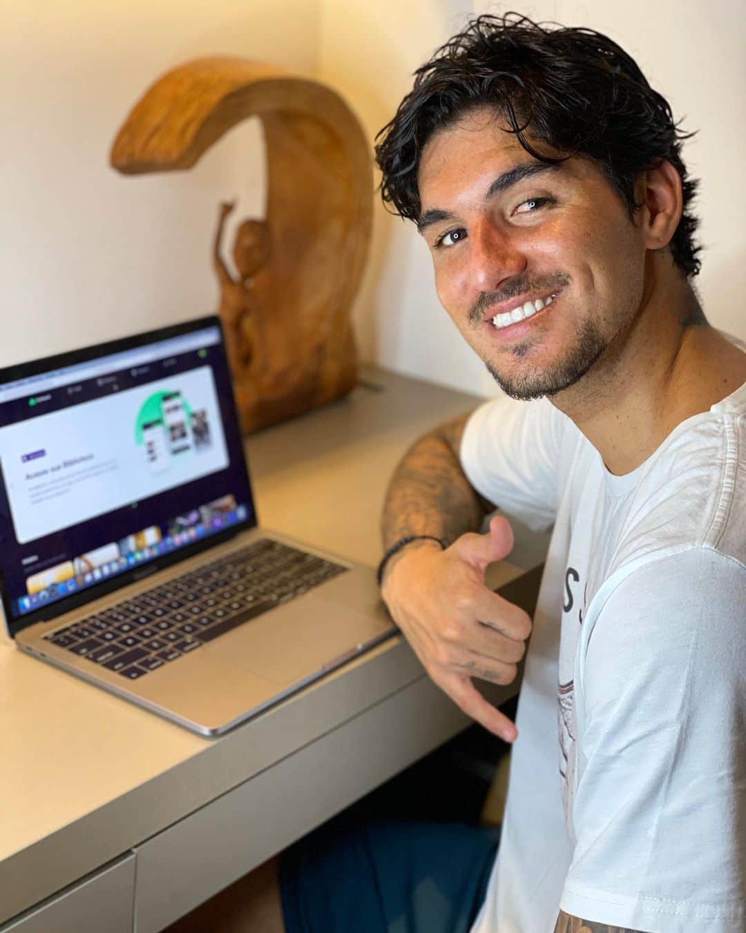 ガブリエル・メディーナのインスタグラム：「Always learning 👨🏽‍💻  Sempre aprendendo 💪🏼  @wiseuponline , inglês pra ir mais longe 🌎」