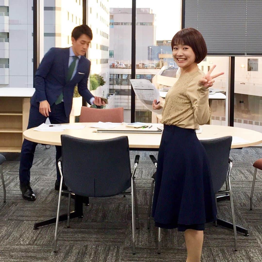 有田優理香のインスタグラム：「きのうのパイセン〜✌️ SNSでは、宮脇さんのドSな面ばっかり書いていますが、本当は仕事のアドバイスをたくさんしてくれる優しい先輩なんです。  入社3年目で目標もなくフラフラしてた私に喝を入れて、はっきりやるべきことを示して向き合ってくれた唯一の先輩でした。「高校サッカー本気でやってみろ」って言ってくれたのも宮脇さんです。  あの時言ってもらわなかったら、なにかを必死にやること、今も出来ていなかったと思う。  勝手に兄貴だと思って、会うたびに感謝の気持ちを伝えているのですが、なかなか伝わらないのはなんでかキニナル…😂 連休明けも頑張りましょう！  #広島テレビ　#アナウンス部　#宮脇靖知 #テレビ派　#いつも挨拶は　#きょうもかっこいいです💓😂」