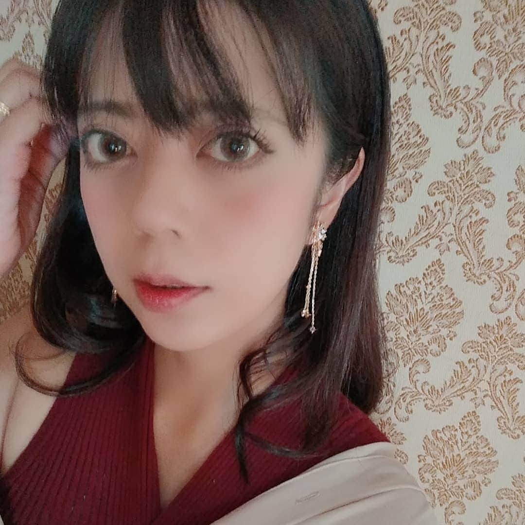 友利愛美さんのインスタグラム写真 - (友利愛美Instagram)「おこんにちわ💕お気に入りのおニューピアスをつけてルンルンです♡雪の結晶みたいになってるんだよーん♡  . . #ピアス #スワロフスキー #swarovski  #お気に入り #selfie」9月23日 11時05分 - aimitomori