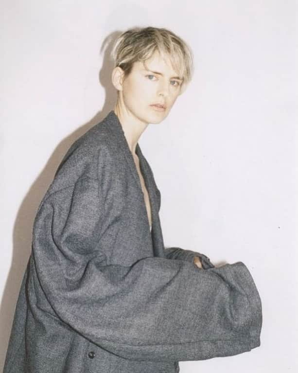 大森美希さんのインスタグラム写真 - (大森美希Instagram)「Retrospective Maison Martin Margiela, Fall-Winter 2000-2001 Extra large grey overcoat - Line 1, Purple Magazine S/S 2007 issue 7  #juergenteller #janehow #stellatennant #purplemagazine #maisonmartinmargiela #martinmargiela #fashioneditorial #fashionphotography  #mood #inspiration #fashion #mode #2000sfashion #今日のムード #ファッションエディトリアル #メゾンマルタンマルジェラ #マルタンマルジェラ #ユルゲンテラー #ステラテナント #ジェーンハウ #パープルマガジン #ファッションフォト #ファッション #モード #2000年代ファッション #パリ」9月23日 11時05分 - mikiomori_