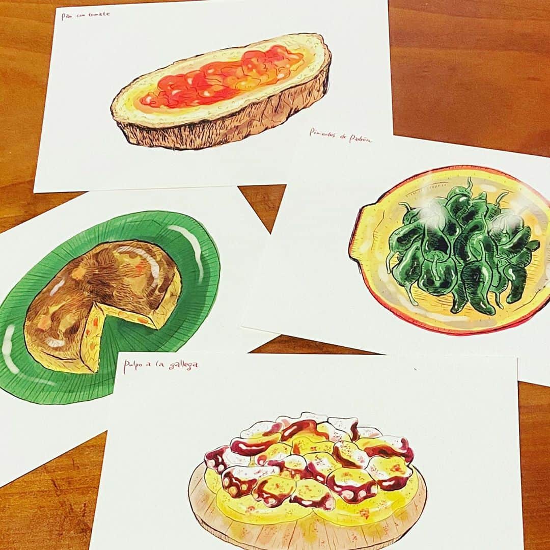 カワハラユキコのインスタグラム：「【スペインタパスのレシピポストカード/Spanish tapas recipe postcard 】 🇪🇸 スペインのおつまみは作るのが簡単なものが多いのです。てなわけで、レシピポストカード作りました！4枚セットで各会場(もしくは会場の一部になるかも)で今後販売予定です。 ・ メニューはパンコントマテ、トルティージャ、パドロン素揚げ、タコのガリシア風。どれもスペインバルのド定番です！ 🇪🇸 I made an illustrated postcard with a recipe for Spanish tapas! 🇪🇸 【オラ！スペインごはん祭」in 主に高円寺】 ・ ⭐︎9/4～10/18 ミニ個展「オラ！スペイン温泉」 ＠「小杉湯」玄関ギャラリー(小杉湯営業時間:平日15時30分〜深夜1時45分、土日は朝8時〜深夜1時45分、木曜定休) ・ ⭐︎9/29～10/4 メイン個展「オラ！スペイン旅ごはん」 ＠「CLOUDS ART +COFFEE」(入場無料。ギャラリー営業時間:13時〜19時、最終日のみ18時で終了、期間中は休みなし) ・ ⭐︎10/3,4 スペイン風呂 ＠「小杉湯」 ・ ⭐︎10/4 スペイン・マルシェ @「小杉湯となり」軒下(時間などの詳細は後日おしらせします) ・ 各会場で書籍やオリジナルグッズを発売。書籍とスペイン手ぬぐいをご購入いただいた方には、主に高円寺の協賛スペイン料理店をおトクに楽しめる「スペインチケット」をプレゼント中です(書籍事前購入の方も対象です。上記の書籍販売箇所でその旨おしらせください)。関係各所で配っている「スペインMAP」を手にお楽しみください。Vamos！ ・ 祭についての詳細はプロフィールのリンクを参照してください。こちらには随時情報も足していきます。 🇪🇸 I hold a Spanish food festival at Koenji.  If you buy my book or Tenugui, you will get this Spanish ticket. 🇪🇸 #オラスペイン旅ごはん #スペインごはん祭 #オラスペイン温泉 #スペイン  #バルセロナ #スペイン料理  #スペインバル #スペイン旅行  #スペイン語  #旅ごはん #食べ物イラスト  #食べ物グラム #spain #foodie #食いしん坊 #スペインごはん #高円寺」
