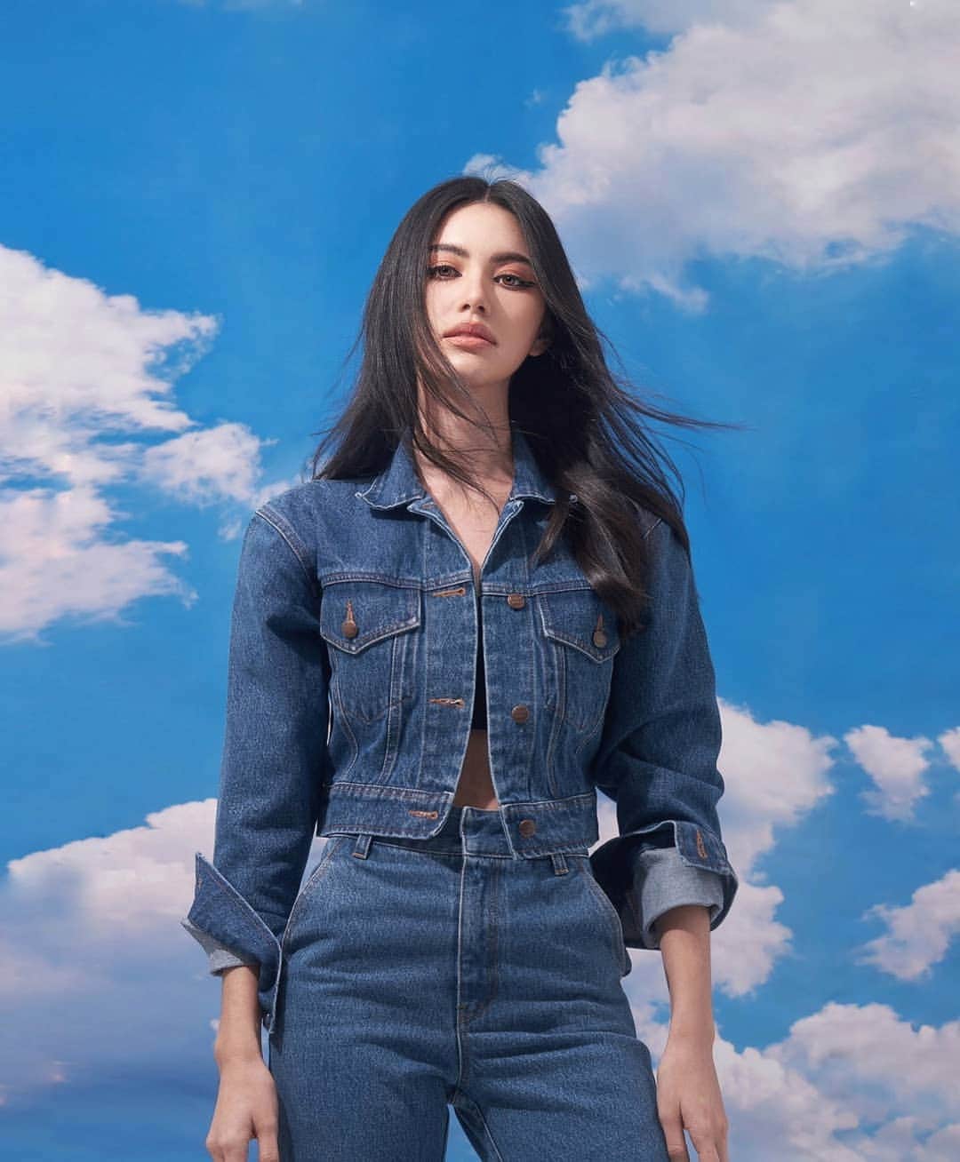 マイ・ダーウィカーのインスタグラム：「1 or 2 💙☁️🤭」