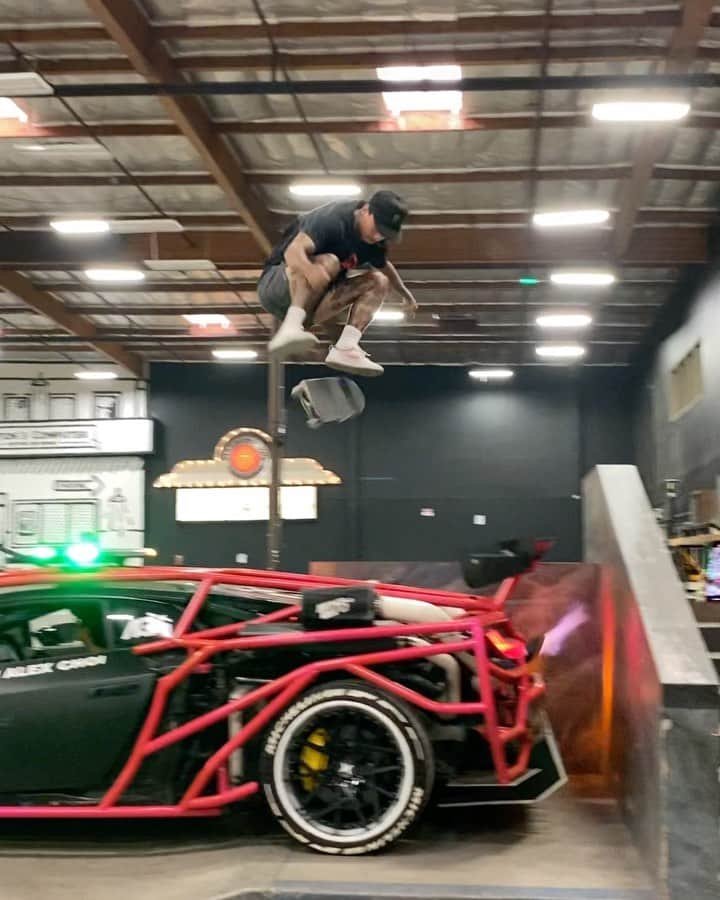 ナイジャ・ヒューストンのインスタグラム：「Kicky and some tricks. New YouTube vid of skating the Lambo is up! Link in bio💨」