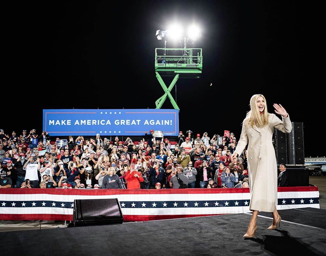 イヴァンカ・トランプさんのインスタグラム写真 - (イヴァンカ・トランプInstagram)「‪Campaigning with @realDonaldTrump in Pittsburgh, Pennsylvania! ‬  ‪The great people of the Keystone State want four more years of a warrior in The White House‬! 🇺🇸🇺🇸🇺🇸」9月23日 11時31分 - ivankatrump