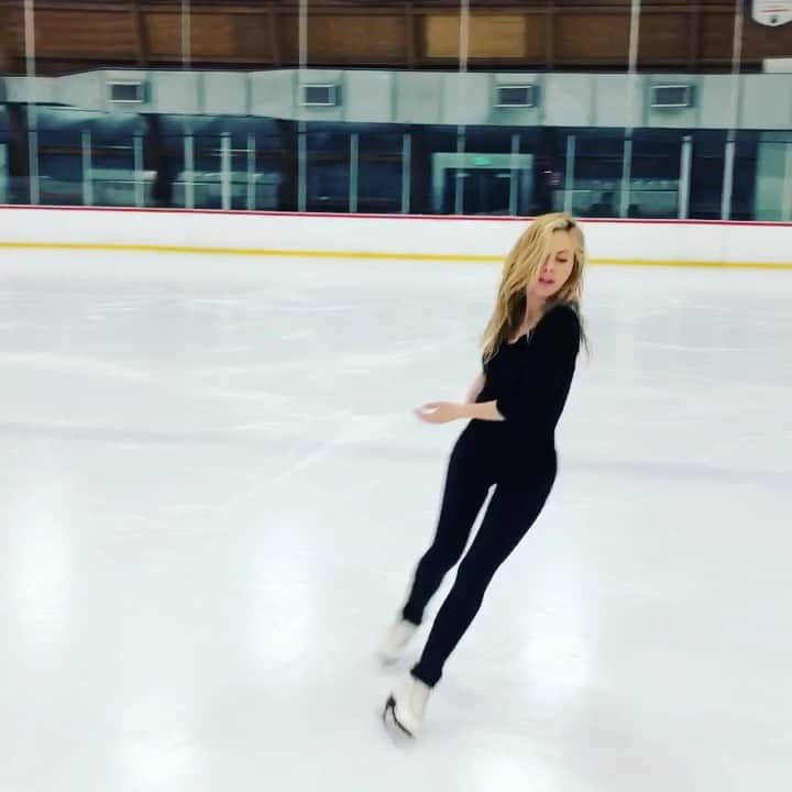 タラ・リピンスキーのインスタグラム：「I miss my sanctuary. I always know when it’s time to head back to the ice. I get this internal heartache and pull to be on the rink. The ice has always been my safe place to express myself without judgement, let all my emotions out to take whatever form they wish and truly be myself. This sport and I go back 35 years. (That’s one hell of a long relationship) We know each other well and it’s calling my name. Can’t wait to lace up soon. My fellow skaters feel me?」