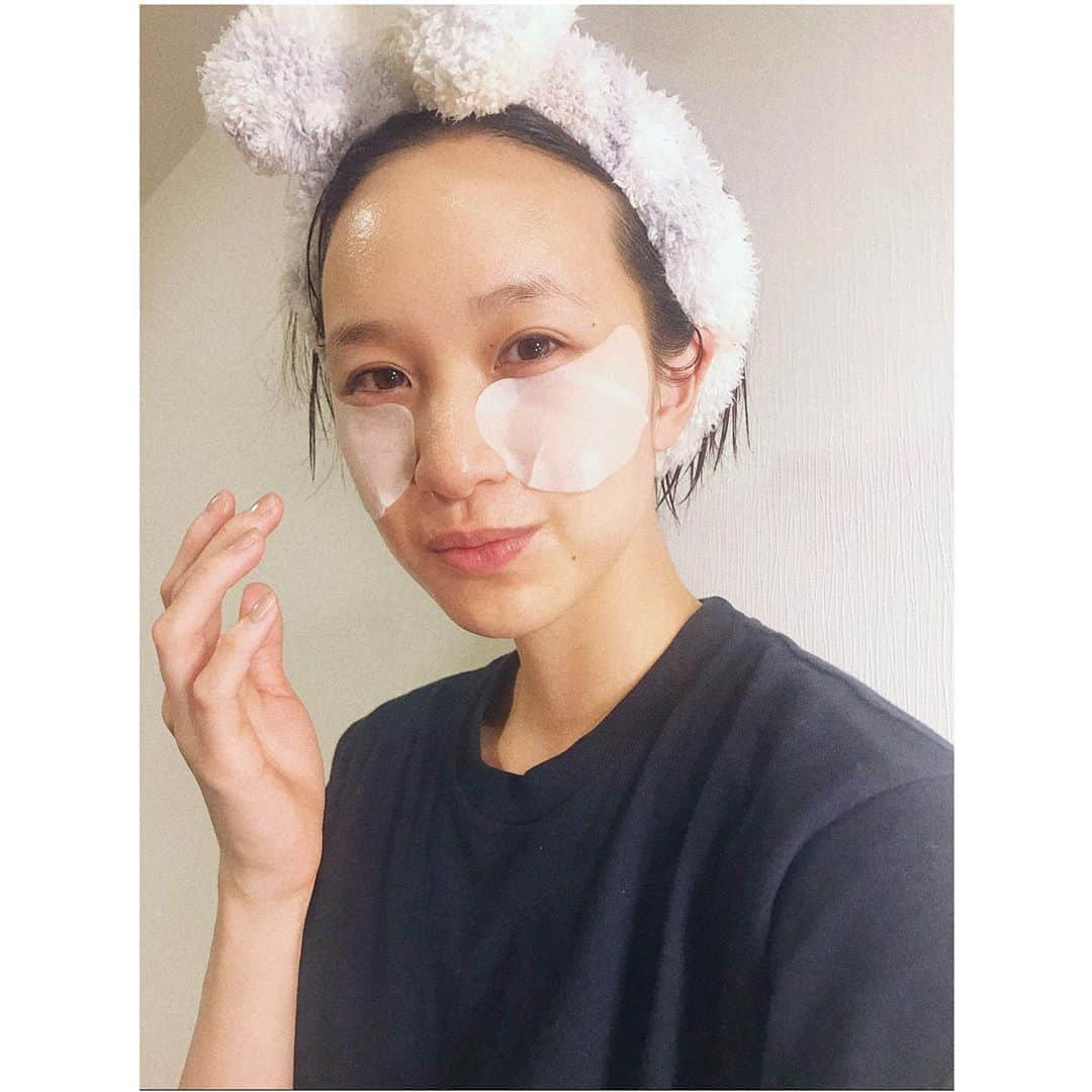 結城はゆるさんのインスタグラム写真 - (結城はゆるInstagram)「ずっと買って使ってなかったパックをやっと使う🙋‍♀️ POLA @pola_official_jp のホワイトショットQXS🤍 果たしてズボラなこのわたしが20枚全部使い切れるのだろうか、、🤫！！笑 目元、頬のシミにどれだけ効くか楽しみやぁ😏 . . . ✔︎ 密着度はまあまあかなぁ🤔という感想 ✔︎とろとろなベースで保湿力高し！！👏 ✔︎取った後のキメがつるつるになる ✔︎目元のくすみがちょっと抜けた🤏？ ✔︎効果実感するには20枚使い切ったら分かりそう！ . . . . .」9月23日 11時30分 - yuuki__hs