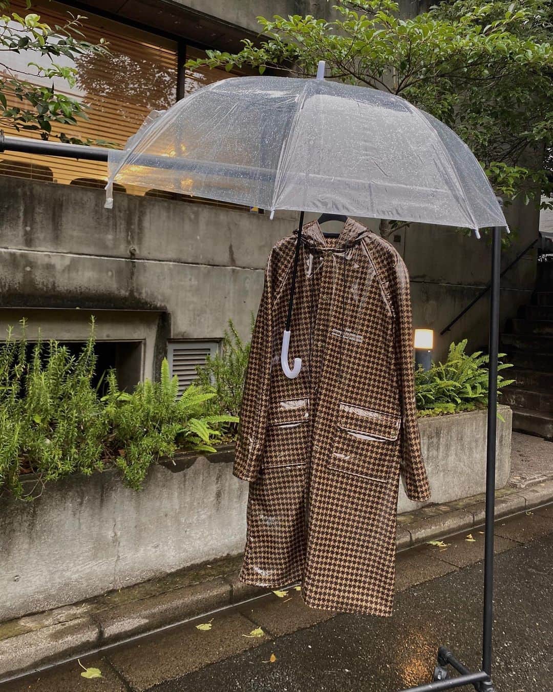 リステアさんのインスタグラム写真 - (リステアInstagram)「RAIN COAT🖤🖤🖤 >>> @rokhofficial  ✔️Rain Mac ¥45,000 + Tax  @restirofficial RESTIR BOUTIQUE  #restir #リステア #rokh #ロク #raincoat #coat #rain #womensfashion」9月23日 11時30分 - restirofficial