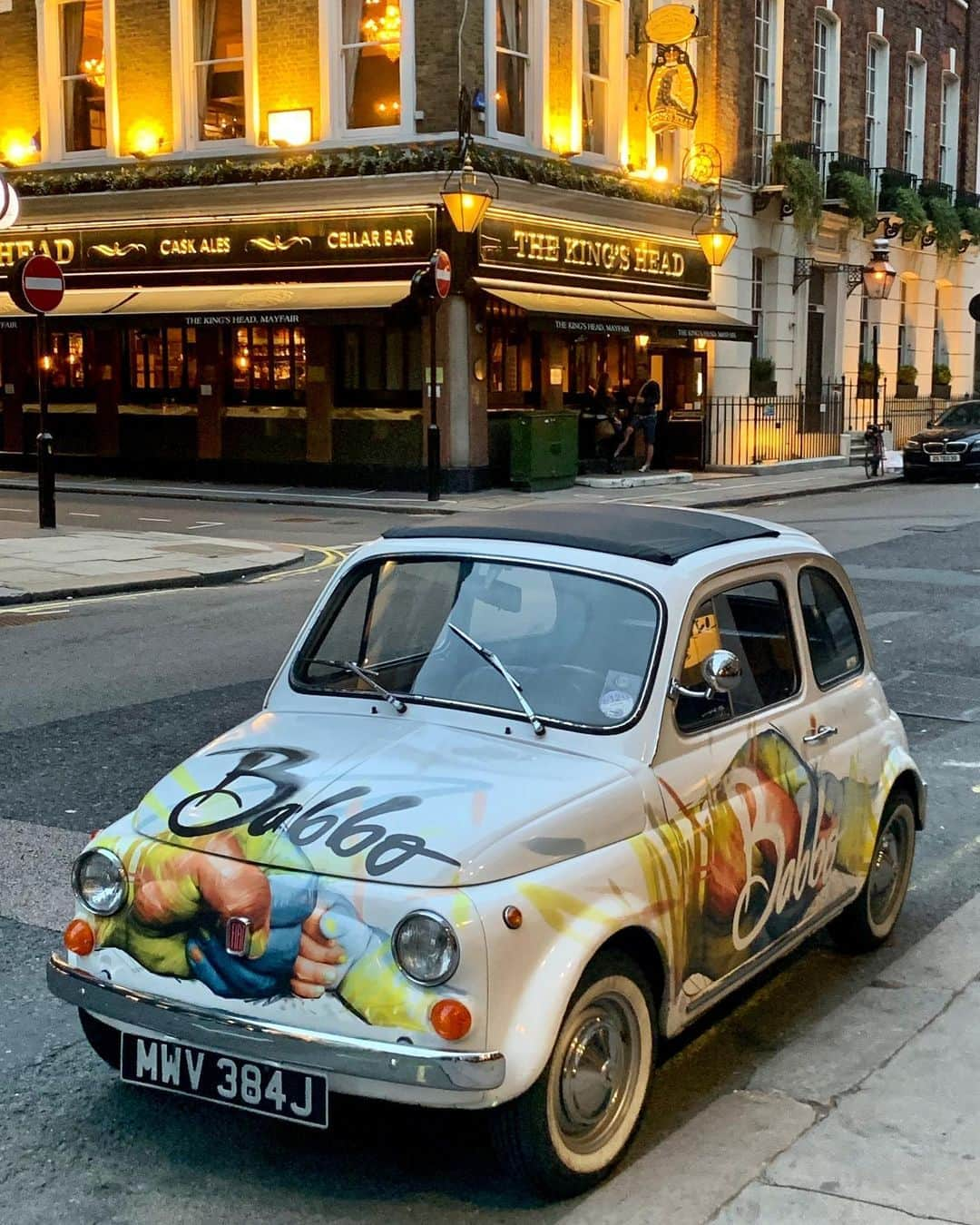 ジェンソン・バトンさんのインスタグラム写真 - (ジェンソン・バトンInstagram)「#Dreamgarage A car and a pub! #fiat500 #car #pub」9月23日 11時46分 - jensonbutton