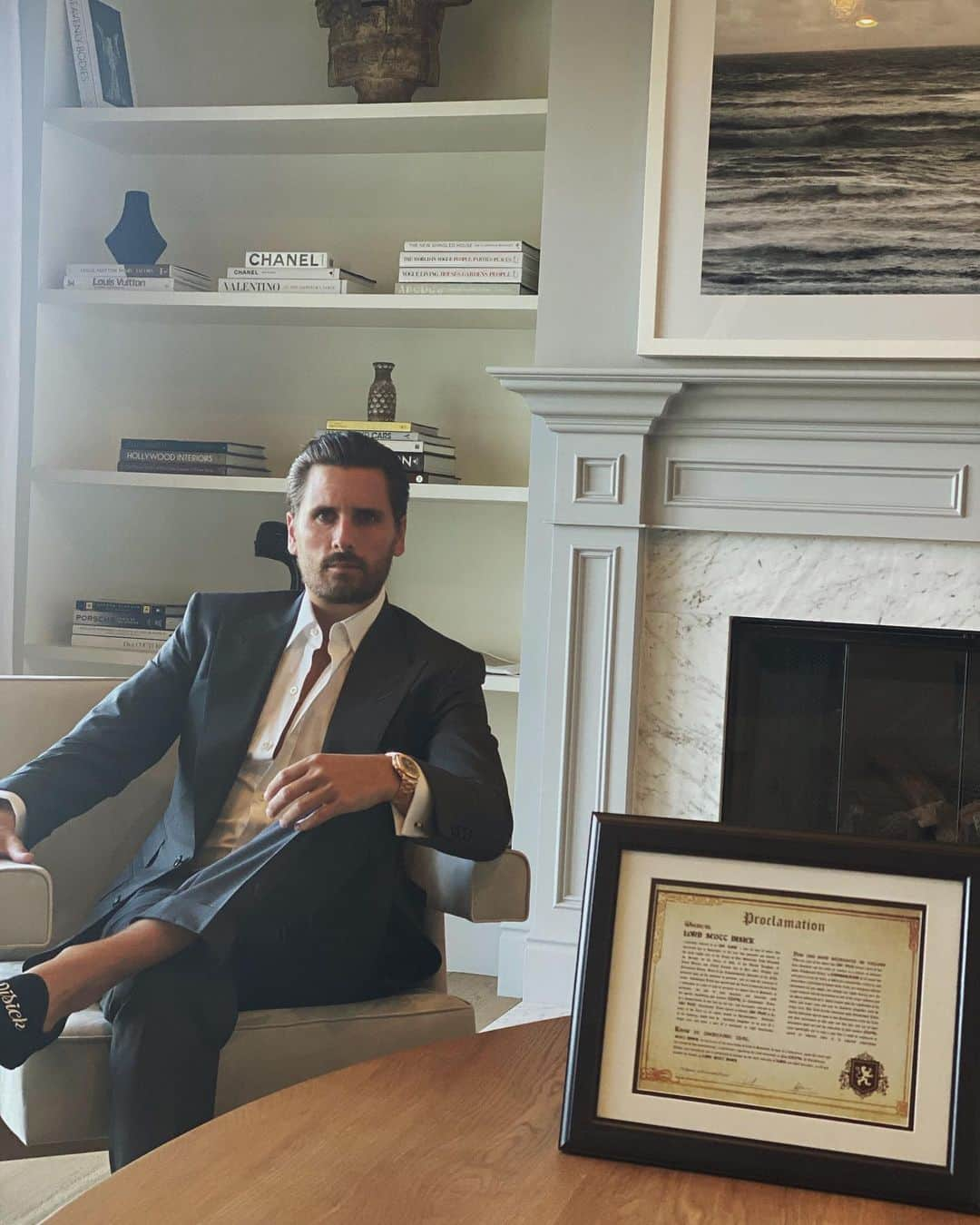 スコット・ディジックさんのインスタグラム写真 - (スコット・ディジックInstagram)「It’s Lord Disick. Join me in the eternal brotherhood. Become a LORD today by visiting www.EstablishedTitles.com #EstablishedTitles #AD @established__titles #becomealord」9月23日 11時47分 - letthelordbewithyou