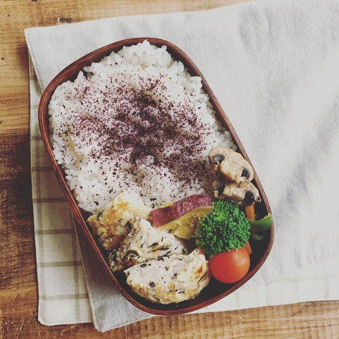 金子あきこさんのインスタグラム写真 - (金子あきこInstagram)「⌘本日のお弁当⌘ #ごはん　400g #豚肉の和風ピカタ #ピーマンのおかか和え #マッシュルームのソテー #さつま芋煮物　昨日のお昼に鶏肉と炊いたもの ・ ・ ・ 珍しく早起きした次男。 土曜日のお弁当箱を洗っていたよ😱 思い出しただけエライ！ &日曜日に野球の試合で使ったユニホームを 強力な洗剤に浸けていました。 まぁまぁ、自分でやったならよし！ そうでも思わなきゃ、やってられませんわ〜 ・ ・ ・ #お弁当#高校生弁当#男子弁当#男子ママ#手作り#愛情こめこめ#成長#健康#免疫#身体を作る食べ物#腸活#腸内環境#食物繊維#時短レシピ#節約レシピ#カンタンレシピ#手間いらず#管理栄養士#節約美容料理研究家#金子あきこ#アリコフード#船橋」9月23日 11時57分 - akiko.7878