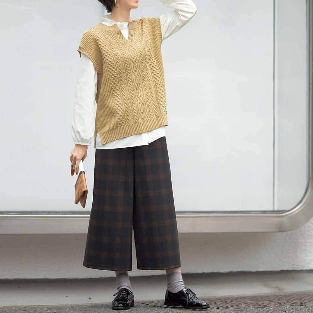 通販のセシール(cecile) のインスタグラム：「画像はスワイプして見てね。﻿  ﻿ 【2020秋冬新作コーディネート】﻿ ワイドパンツとの裾出しバランスが絶妙なバランス感を演出。﻿ ニットベストは首元に抜け感を出してくれるキーネックがポイント。程よいトラッド感でコーディネートの幅が広がるアイテムです。﻿  ﻿ ■ニットベスト﻿ 価格：3,590円(税込)～﻿ 品番：MS-2687﻿  ﻿ ■スタンドフリル衿シャツ(洗濯機OK)﻿ 価格：3,590円(税込)～﻿ 品番：MW-2930﻿  ﻿ ■クロップドワイドパンツ(洗濯機OK)﻿ 価格：3,990円(税込)～﻿ 品番：MP-2370﻿  ﻿  ﻿ 詳しくはプロフィール掲載のURLからセシールオンラインショップへ♪﻿ 気になる商品の品番を検索してください！﻿  ﻿ #アラン柄ニット﻿ #ニットベスト﻿ #ベスト﻿ #チェックパンツ﻿ #ベストコーデ﻿ #パンツコーデ﻿ #トラッドコーデ﻿ #ママコーデ﻿ #アラサーコーデ﻿ #アラフォーコーデ﻿ #30代コーデ﻿ #40代コーデ﻿ #プチプラ﻿ #プチプラコーデ﻿ #着こなし﻿ #コーデ﻿ #コーディネート﻿ #秋服﻿ #秋コーデ﻿ #セシール﻿ #cecile」